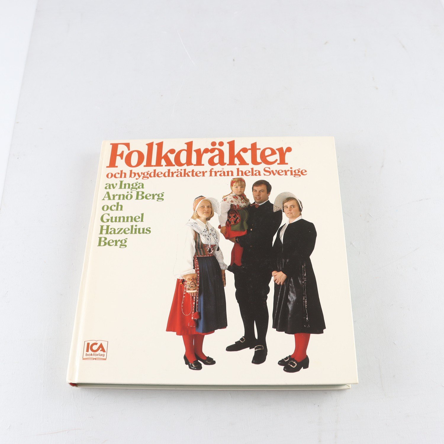 Folkdräkter och bygdedräkter från hela Sverige