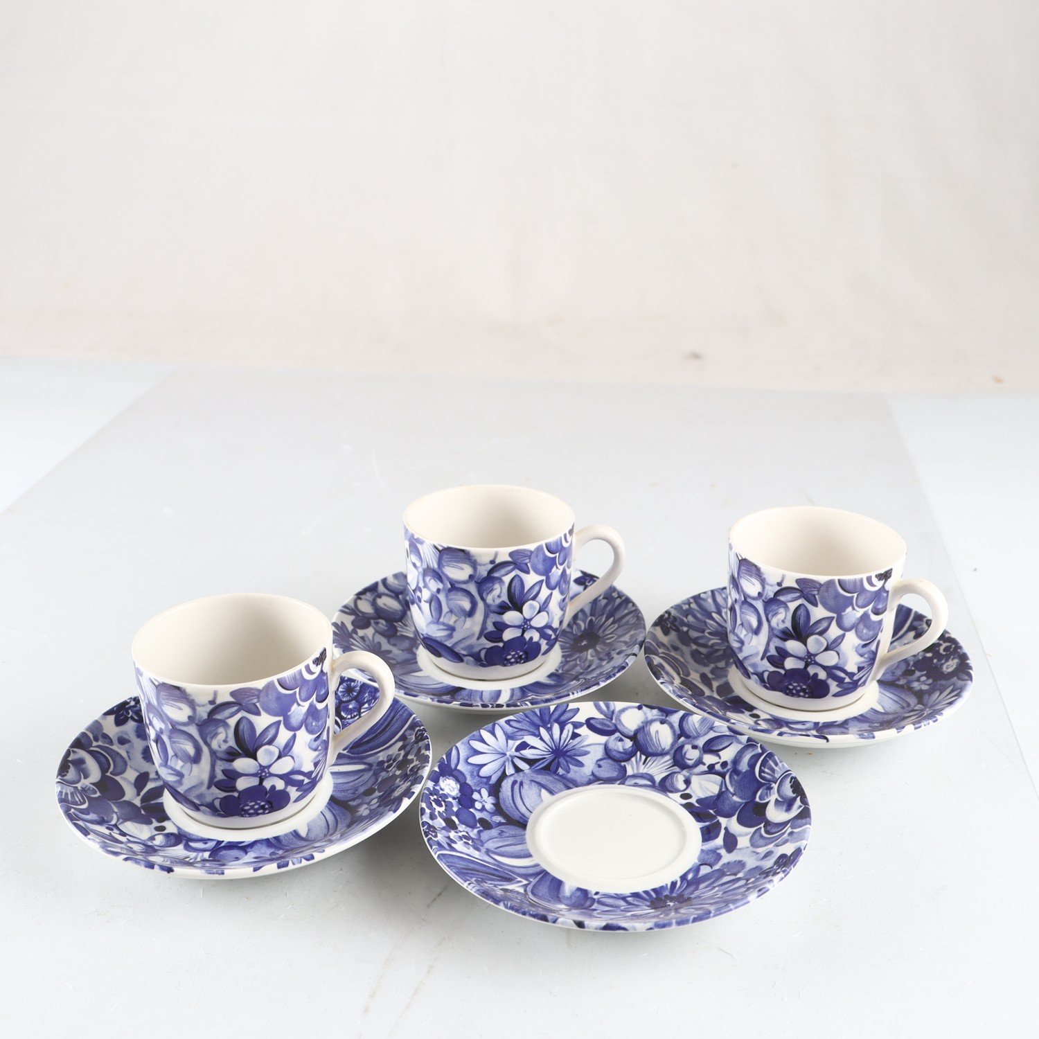 Kaffekoppar med fat, Blå blomster, Berit Ternell, Gefle,