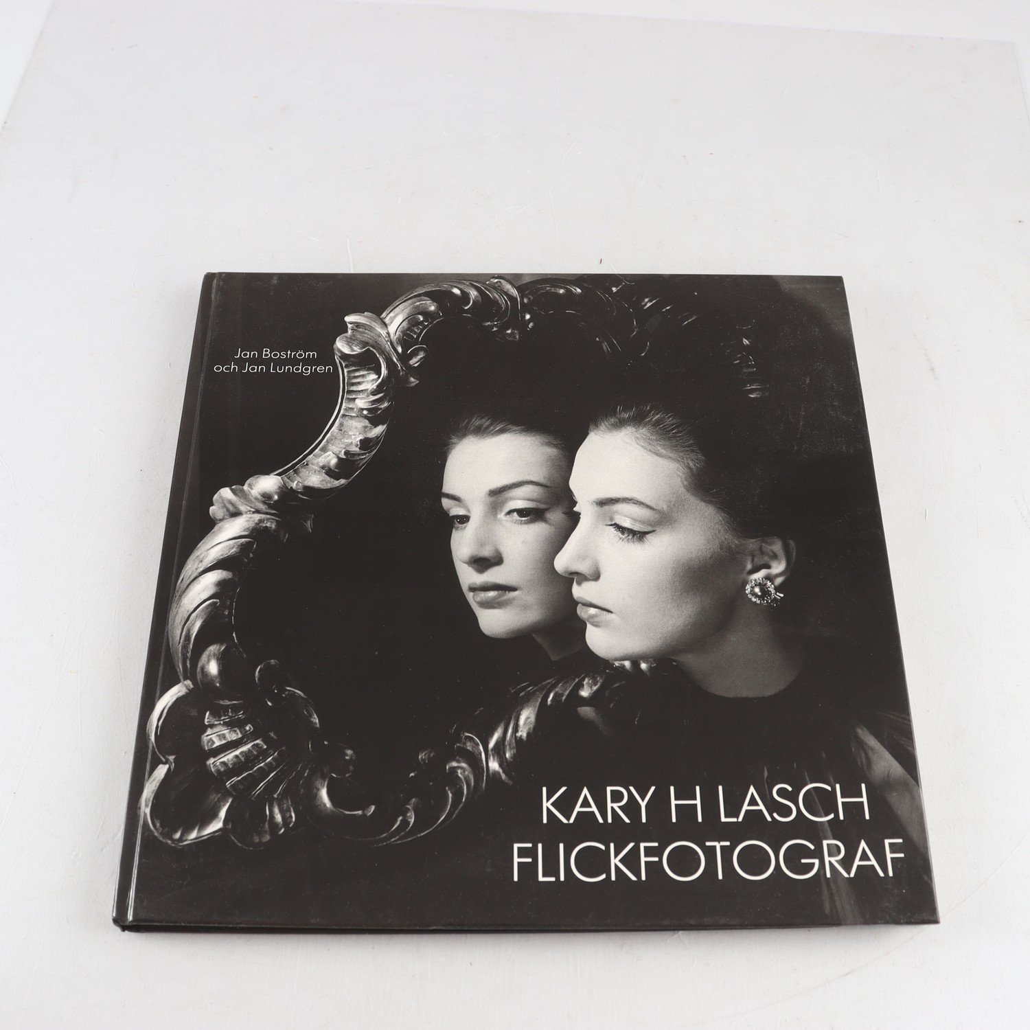 Jan Boström & Jan Lundgren, Kary H Lasch: Flickfotograf