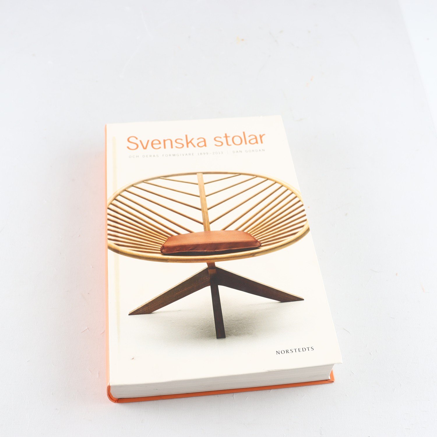 Svenska stolar och deras formgivare 1899-2013