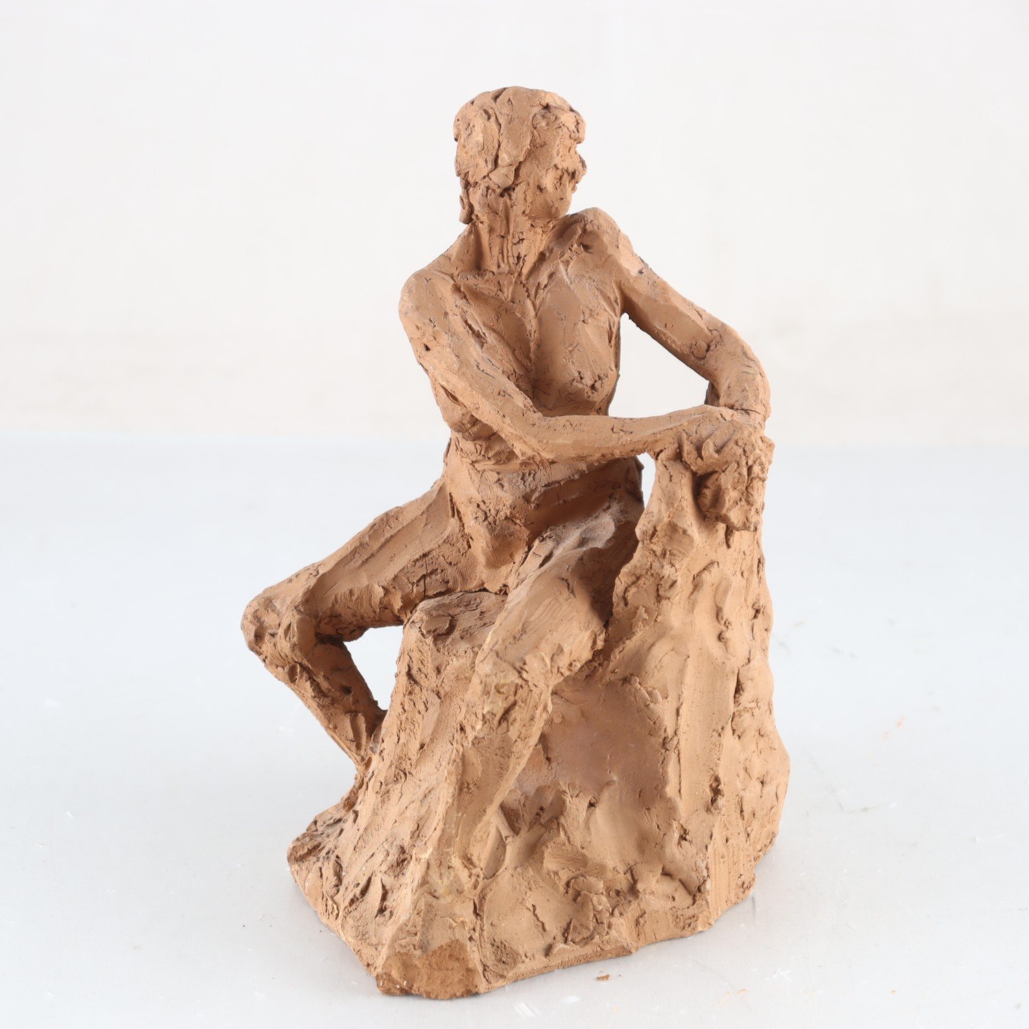 Skulptur, rödlera, krokistudie, signerad. Samfraktas ej