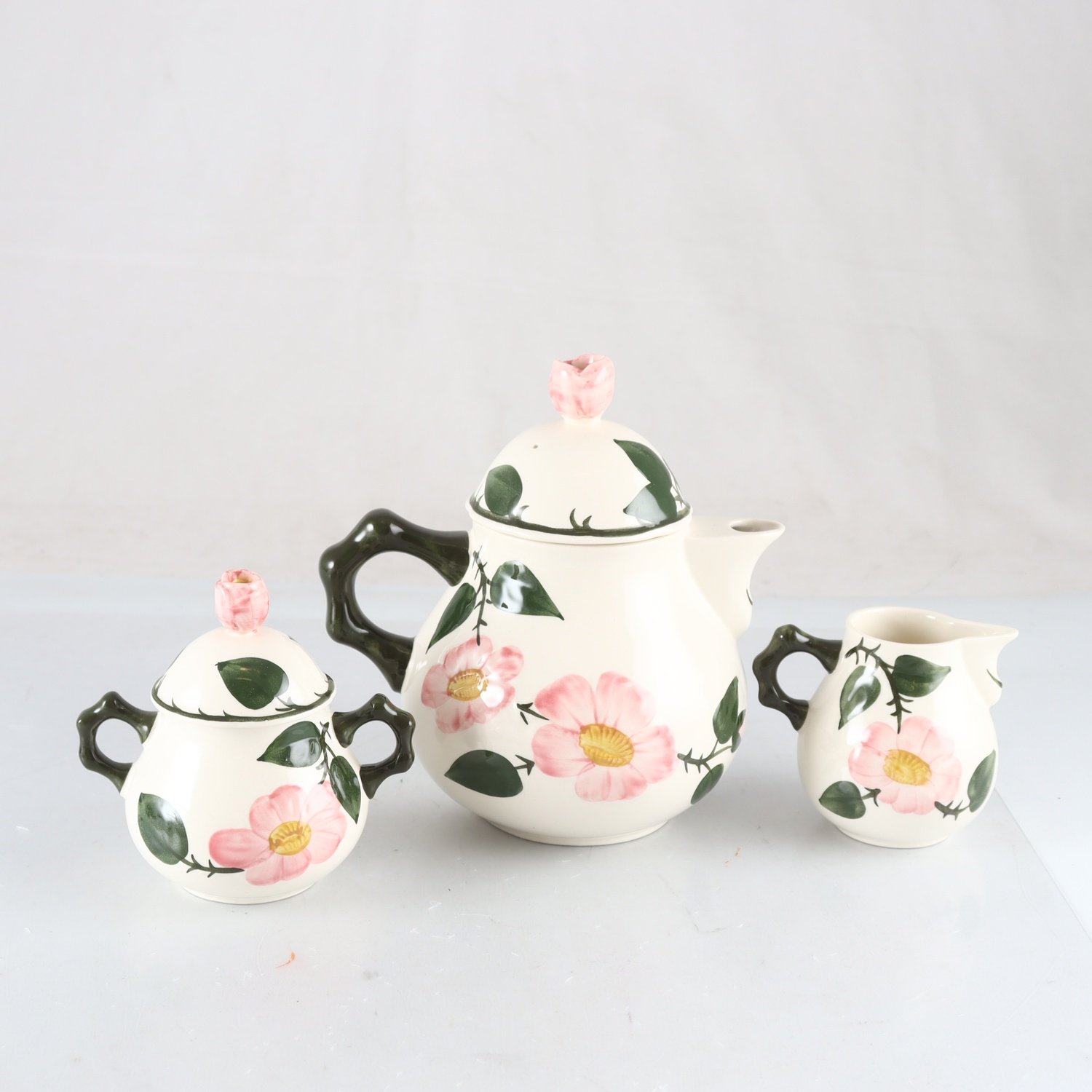 Tekanna, Gräddkanna, Sockerskål, Villeroy & boch, wild rose. Samfraktas ej.