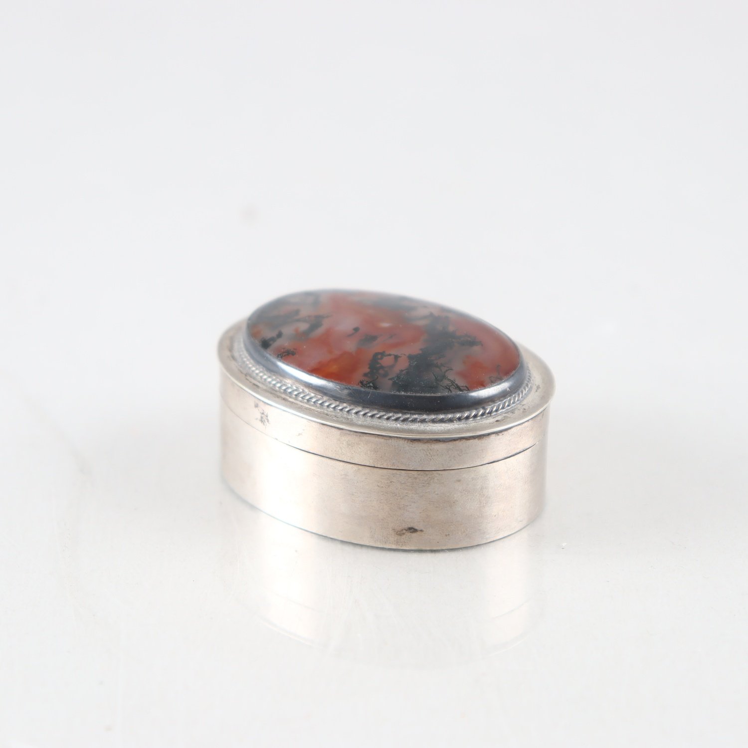 Pillerask, silver med sten, kattfot, 1922