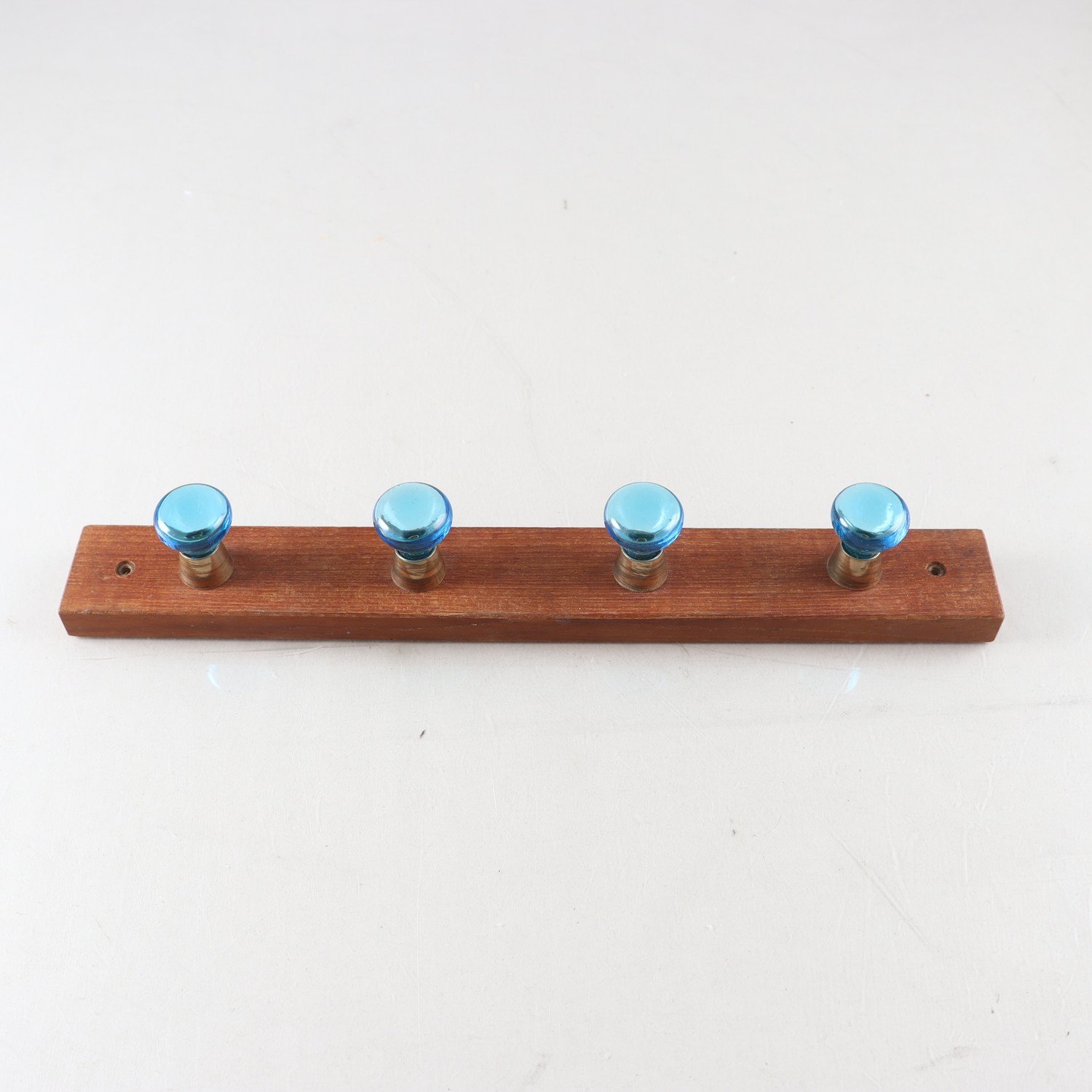 Knopplist, teak och glas