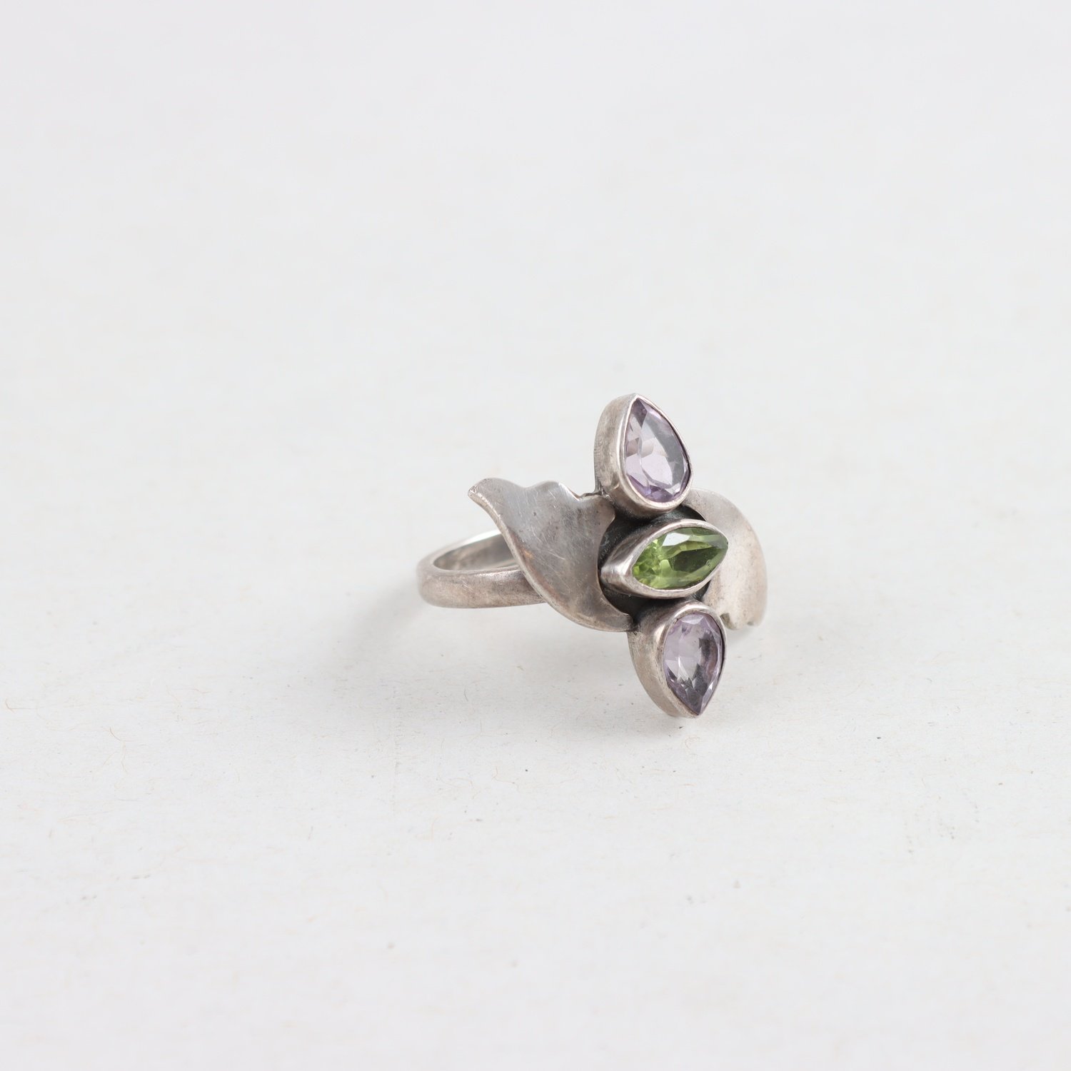 Ring, silver 925, lila, gröna stenar, brv: 5,1 g.