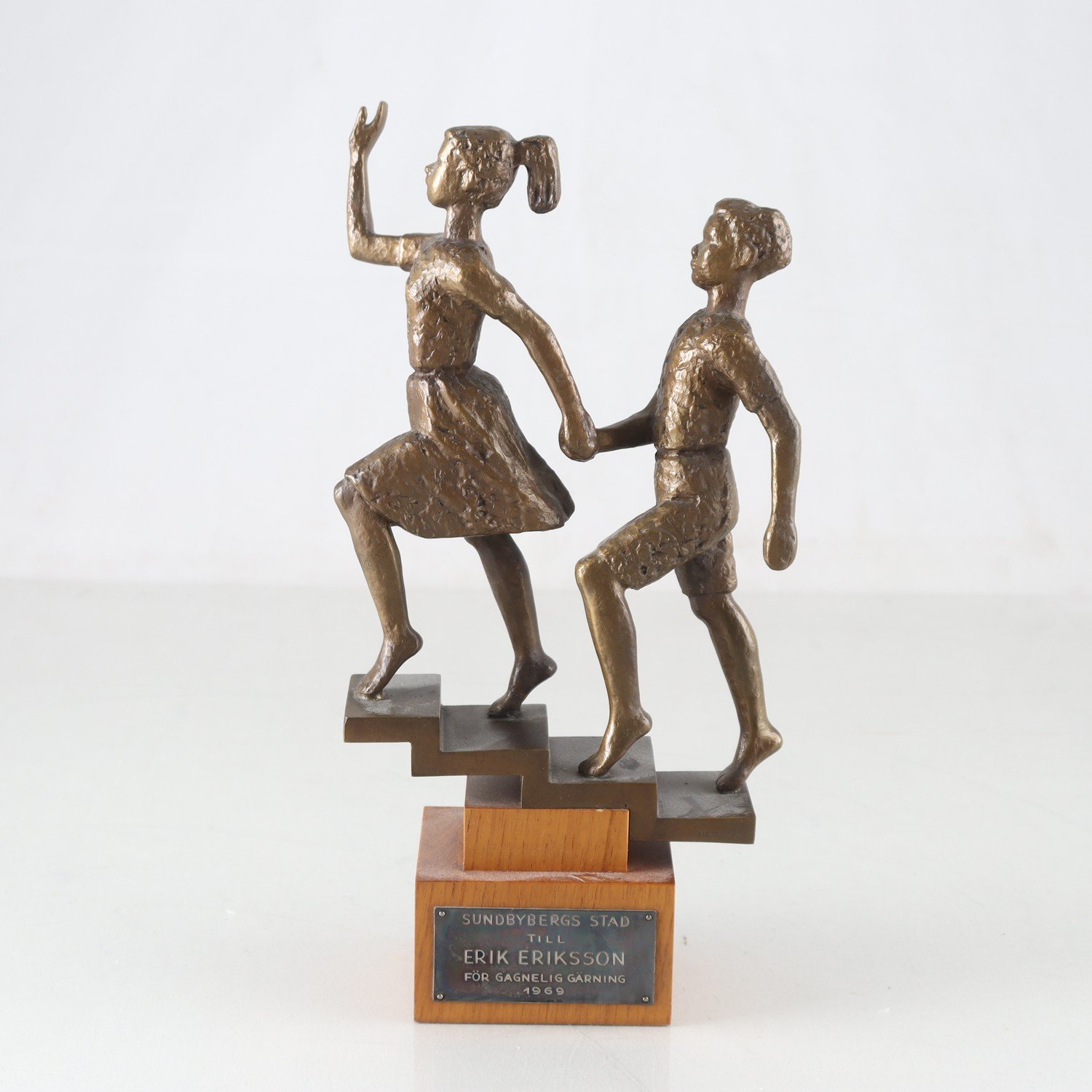Skulptur, brons på träsockel, Trappan, Emil Näsvall. Samfraktas ej.