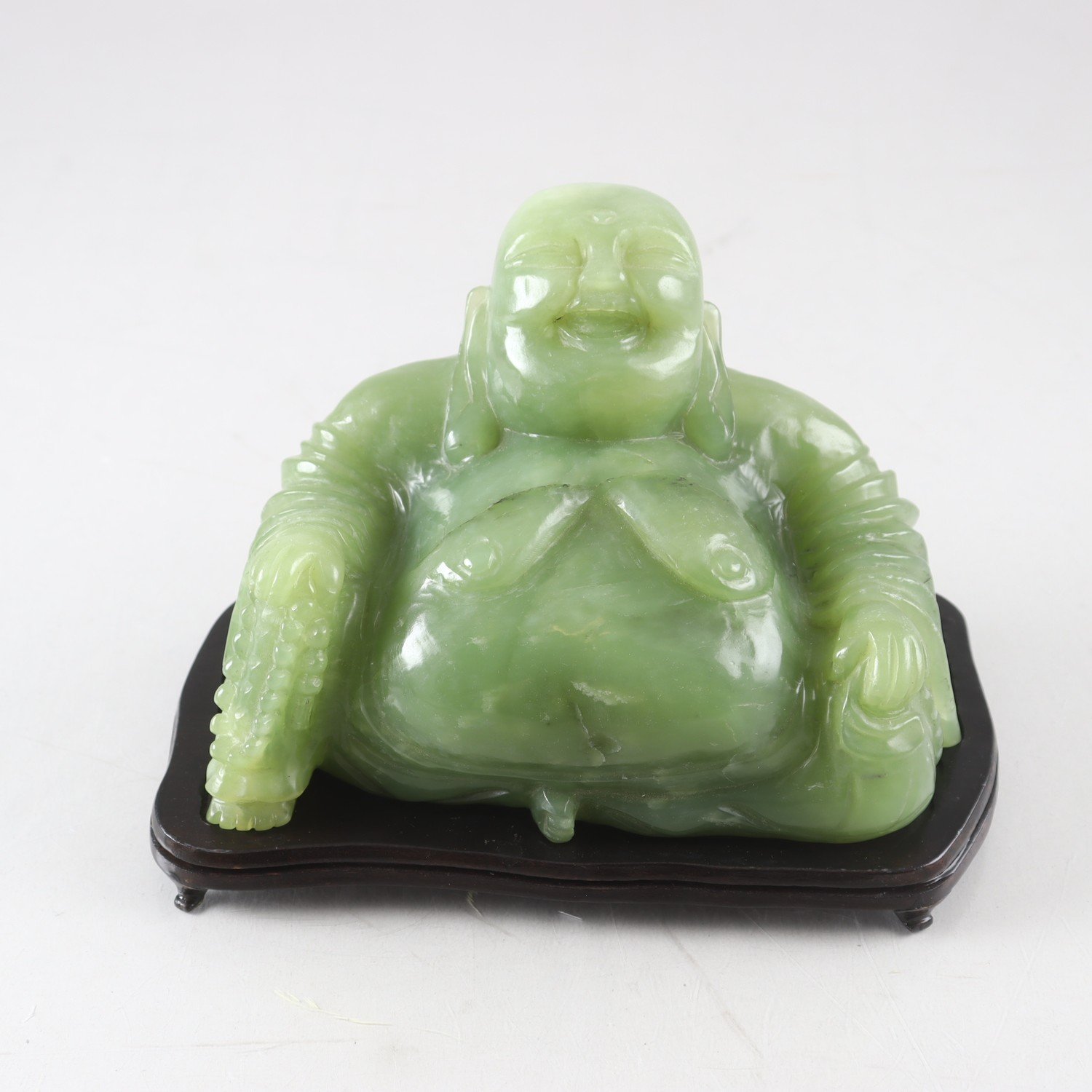 Skrattande Buddha, på träsockel, jade, Kina. Samfraktas ej.