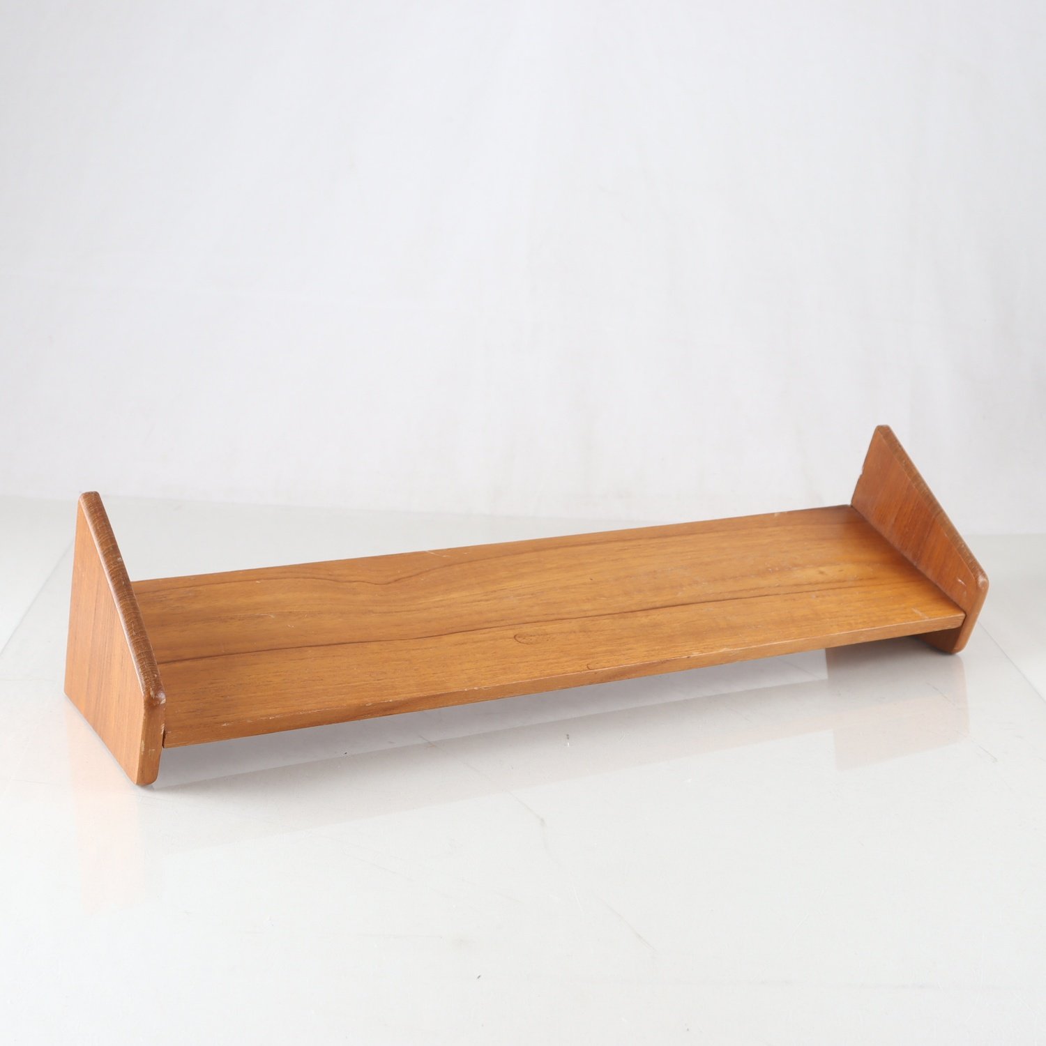 Hylla, teak. Samfraktas ej.