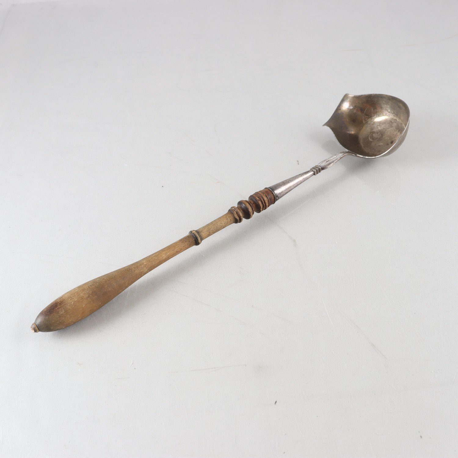 Silverslev med träskaft, kattfot, C.L Åström, 1898