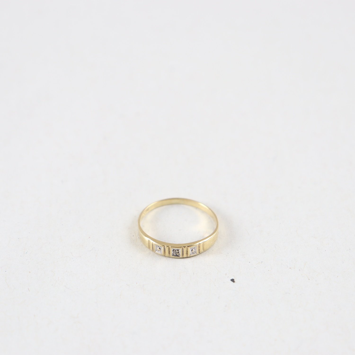 Ring, guld 750, 3 stenar. v: 1,0 g
