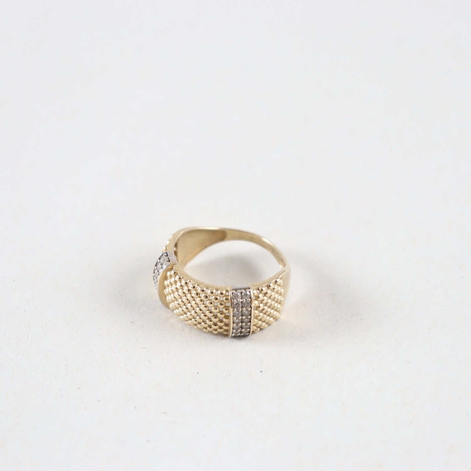 Ring, guld 585, 28 små stenar. v: 3,0 g