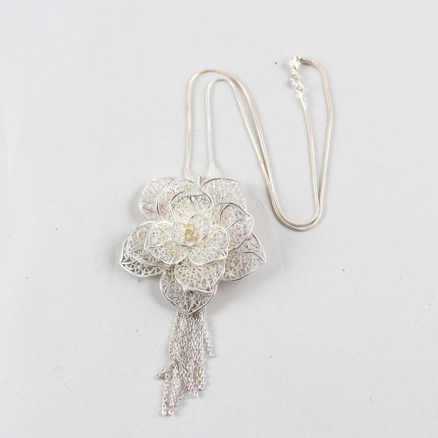 Kedja med hänge, Blomma, silver 925 v: 27,7 g