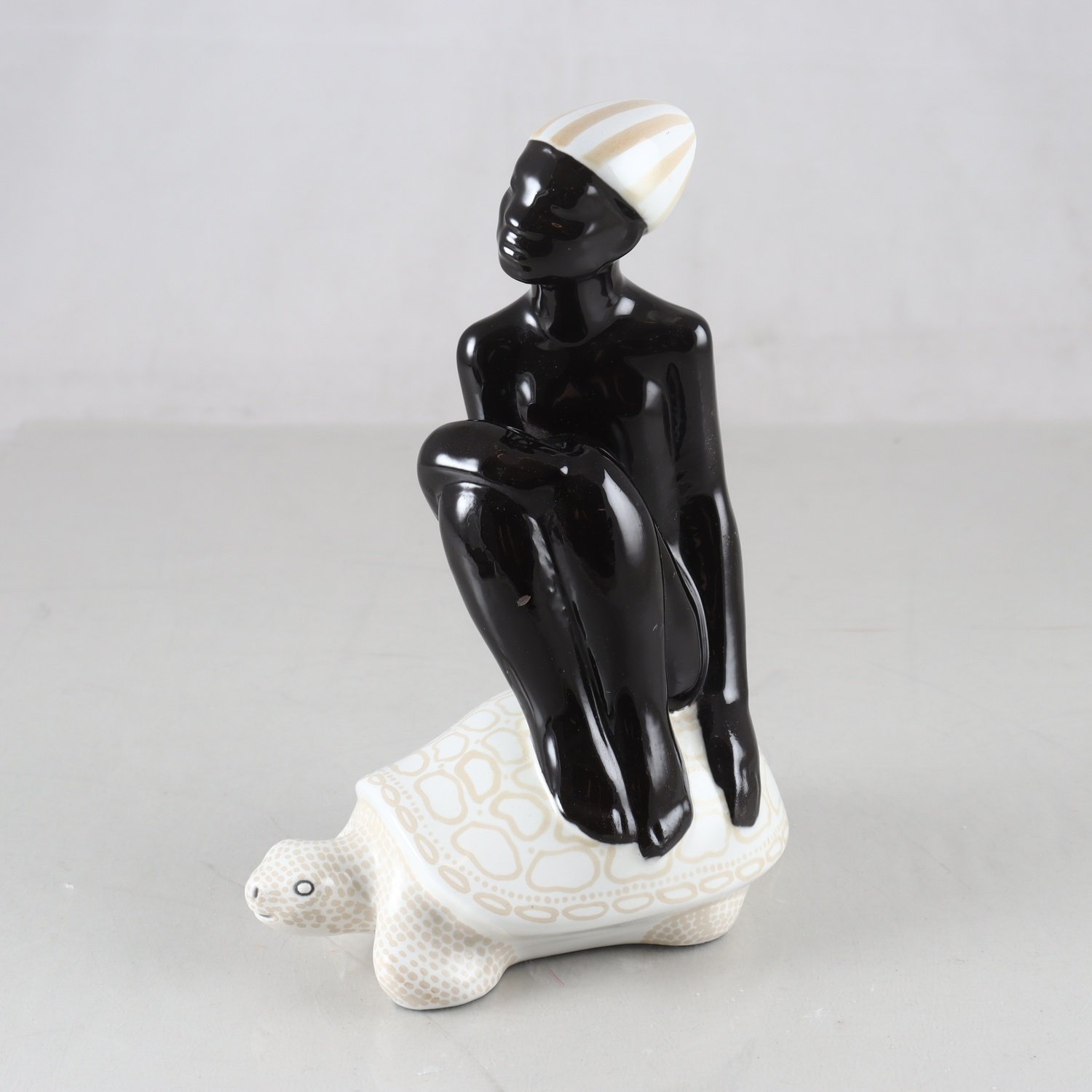 Figurin, keramik, Mari Simmulson, Upsala Ekeby. Samfraktas ej.