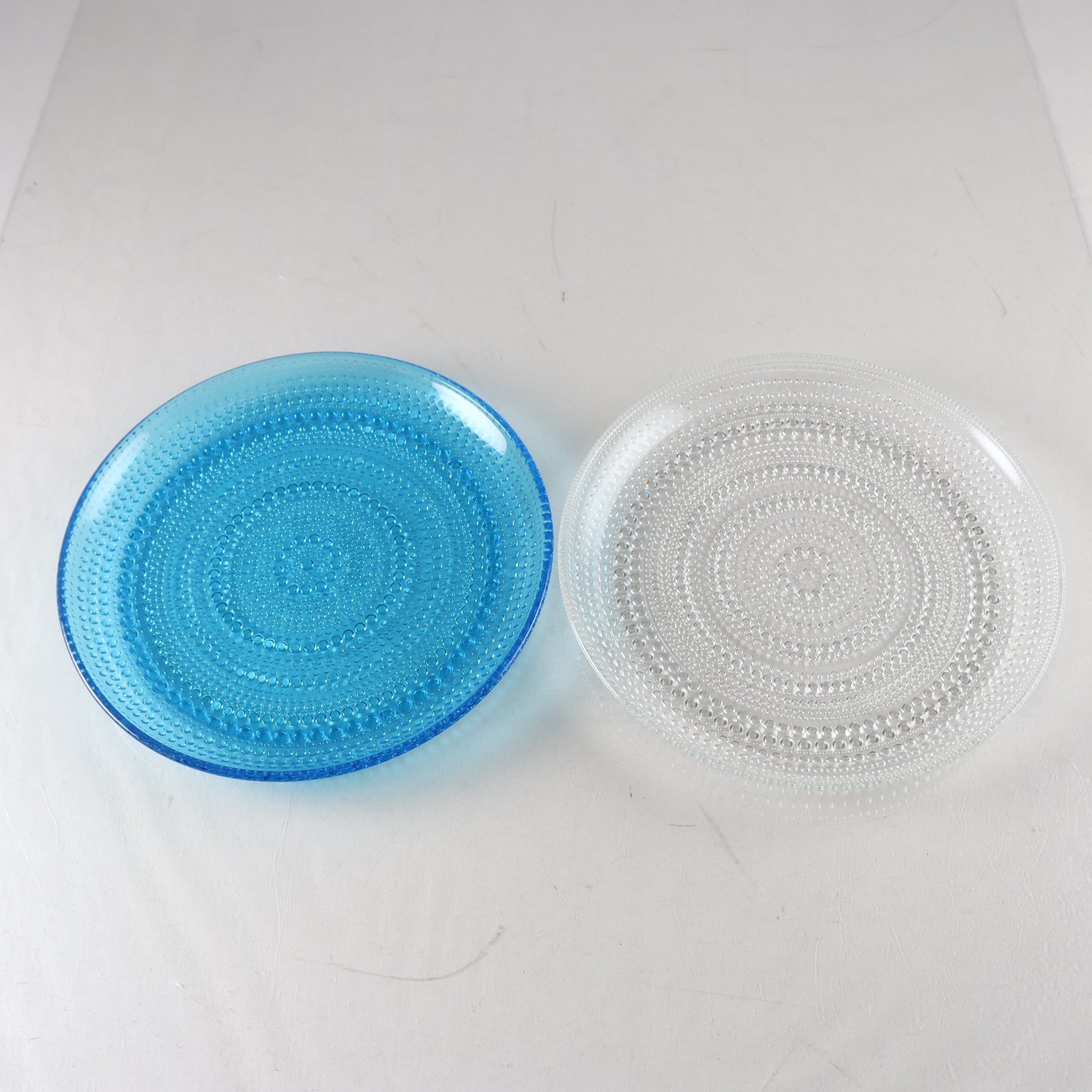 Tallrikar, ”Kastehelmi”, Oiva Toikka, Iittala, 2 st. Samfraktas ej.