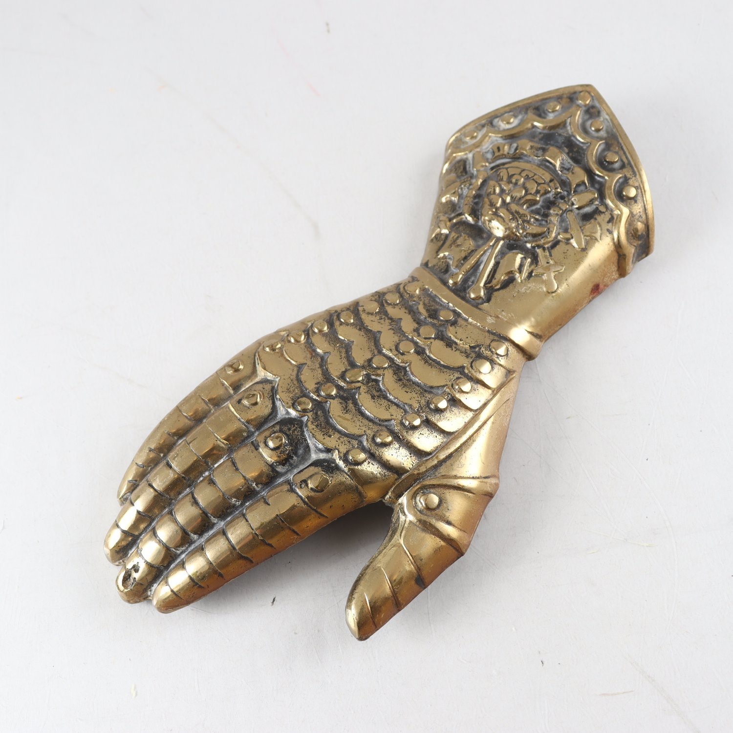 Väggdekoration, mässing, riddarhandske, old England