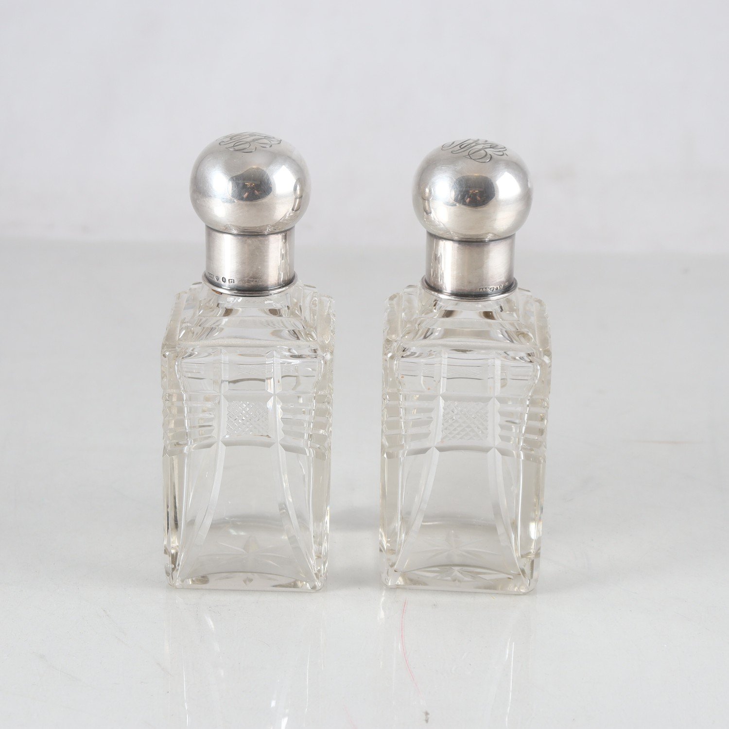 Parfymfaskor, glas och silver, 2 st, tidigt 1900-tal