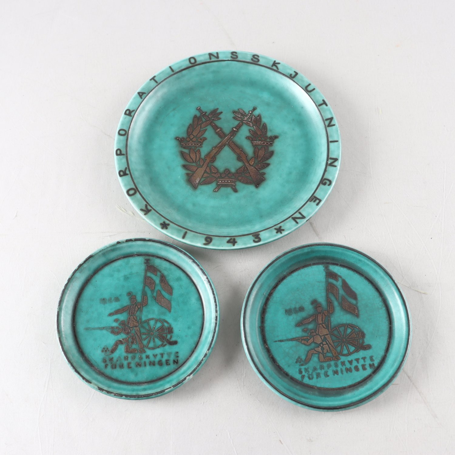 Assietter, stengods med silverdekor, ”Argenta”, Gustavsberg, 3 st