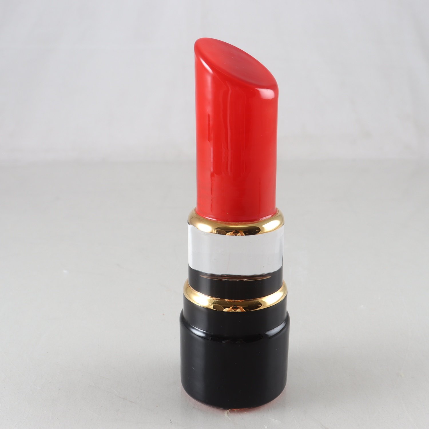 Figurin, Kosta Boda, ”Make Up läppstift”, Åsa Jungnelius, signerad, glaskonst.
