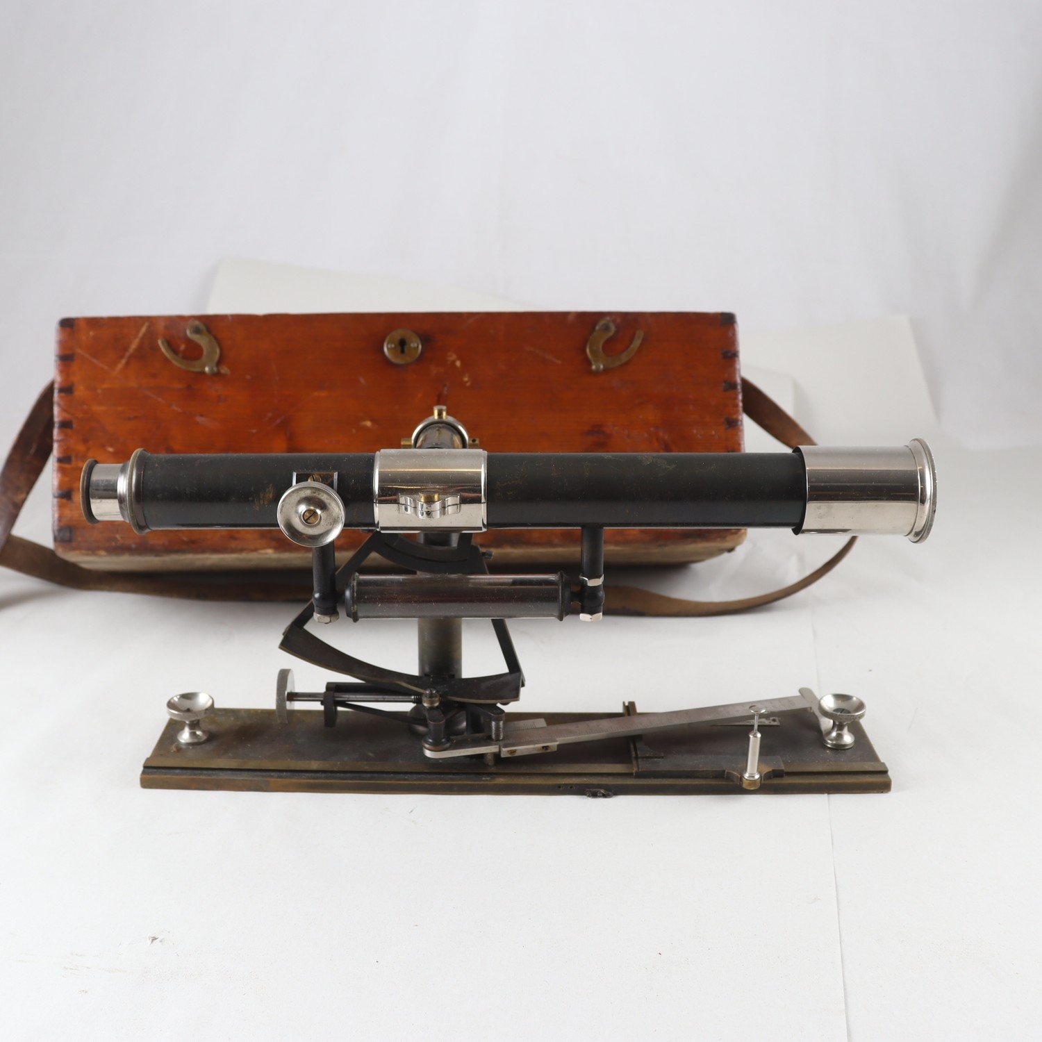 Geodetiskt instrument. Samfraktas ej