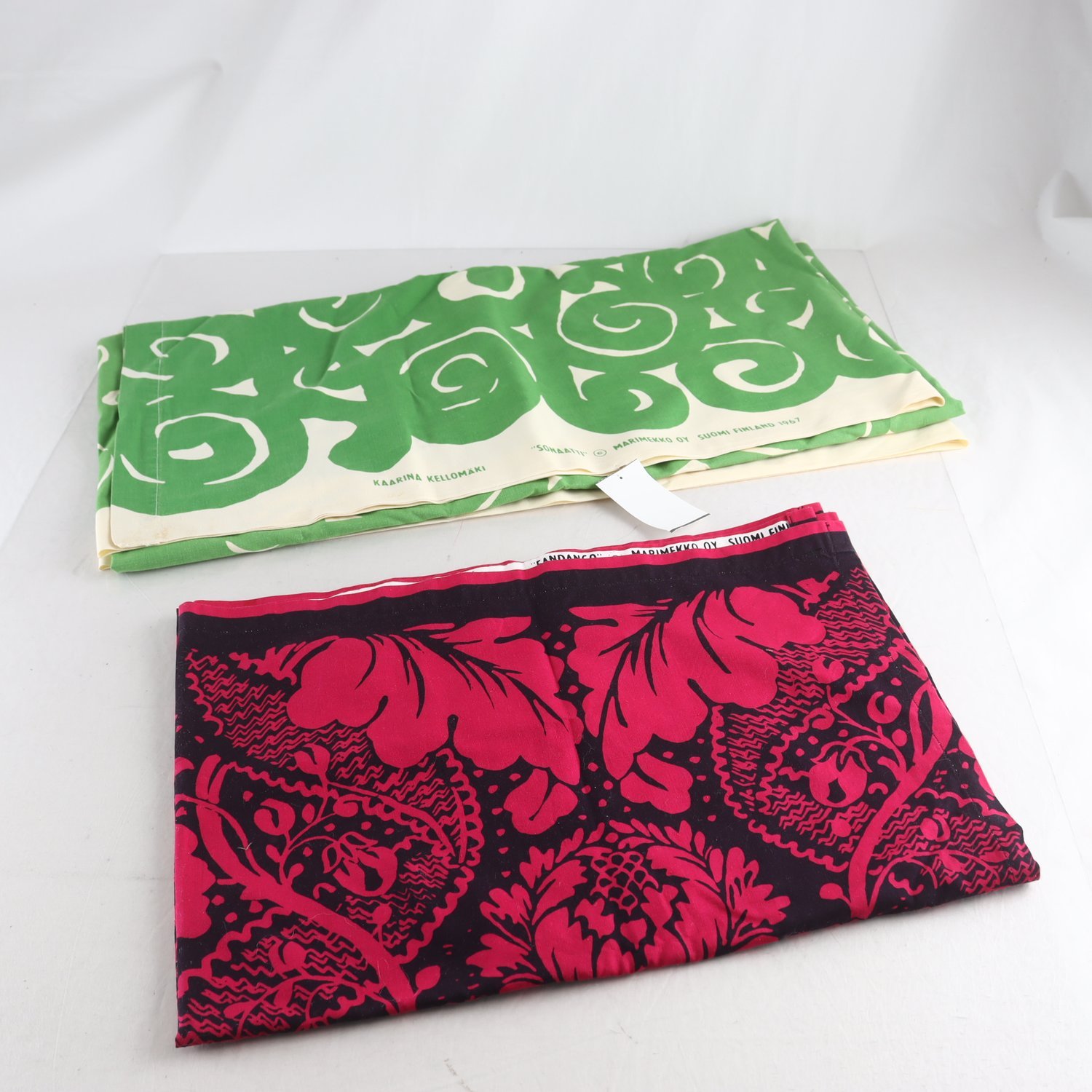 Tygbitar, Marimekko, grön och rosa, ”Sonatti” och Fandango.