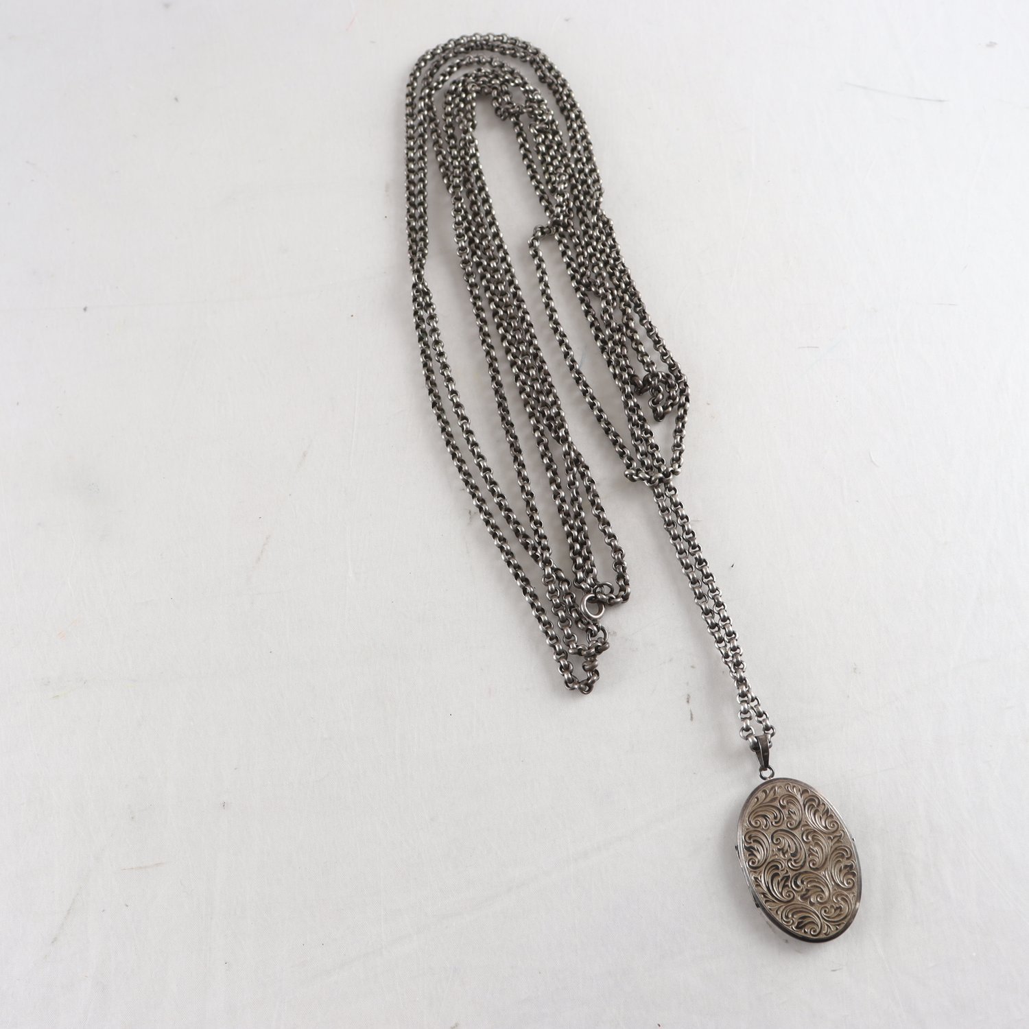 Halsband i metall med medaljong i silver. Stämplat 835.