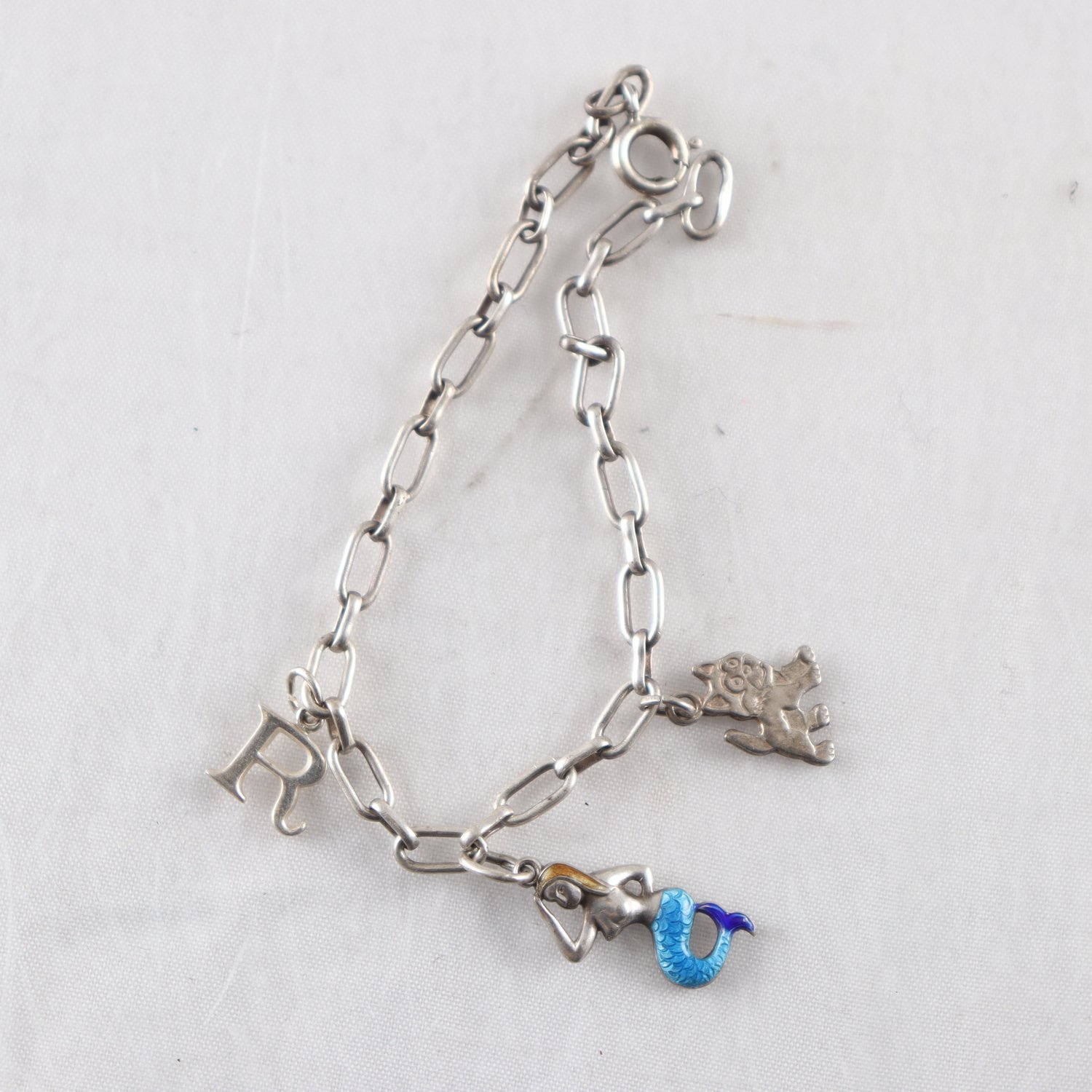 Berlockarmband, stämplat kattfot, silver, emalj.