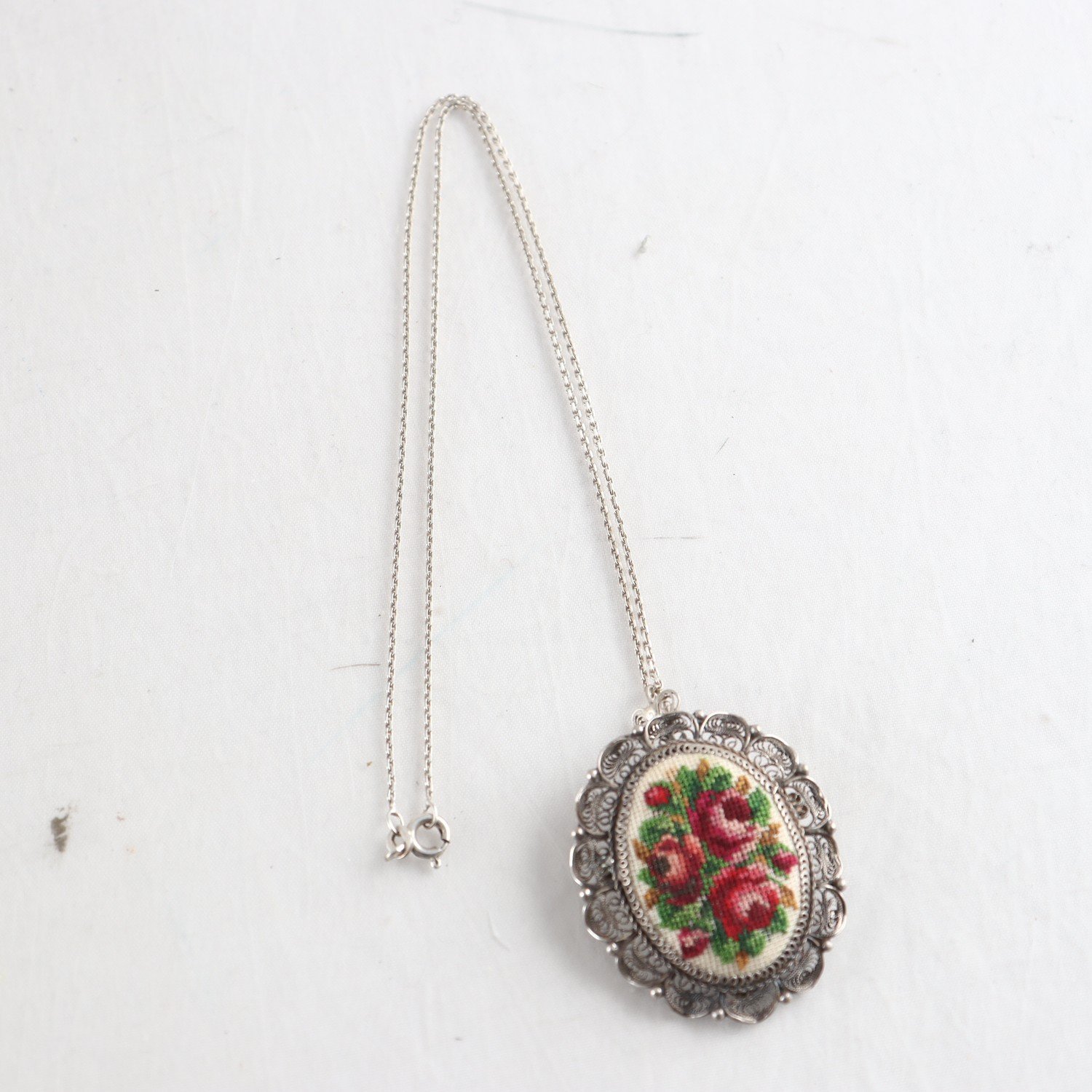 Silverkedja, hängsmycke/brosch, silver 925 och 830, broderi, vintage.