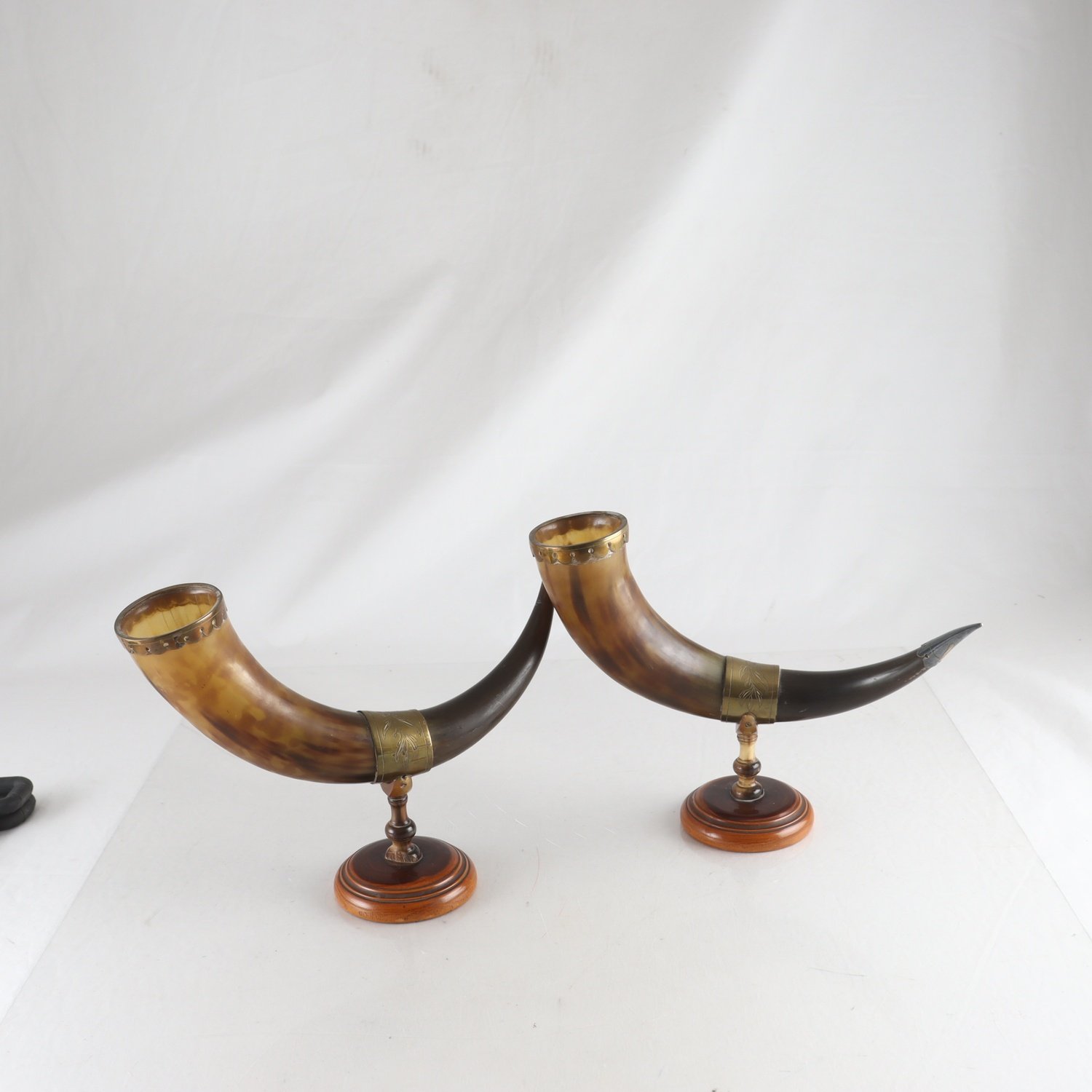 Dryckeshorn, horn, mässing, trä, 2 st. Samfraktas ej.