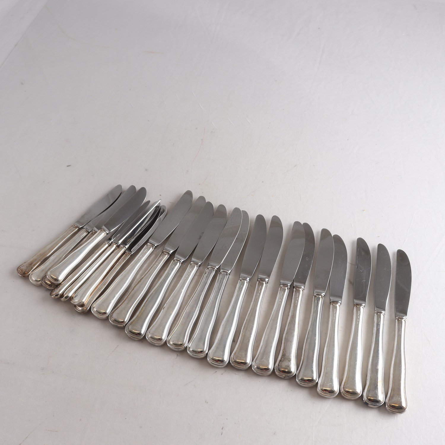 Knivar med silverhandtag, kattfot 830, 23 st