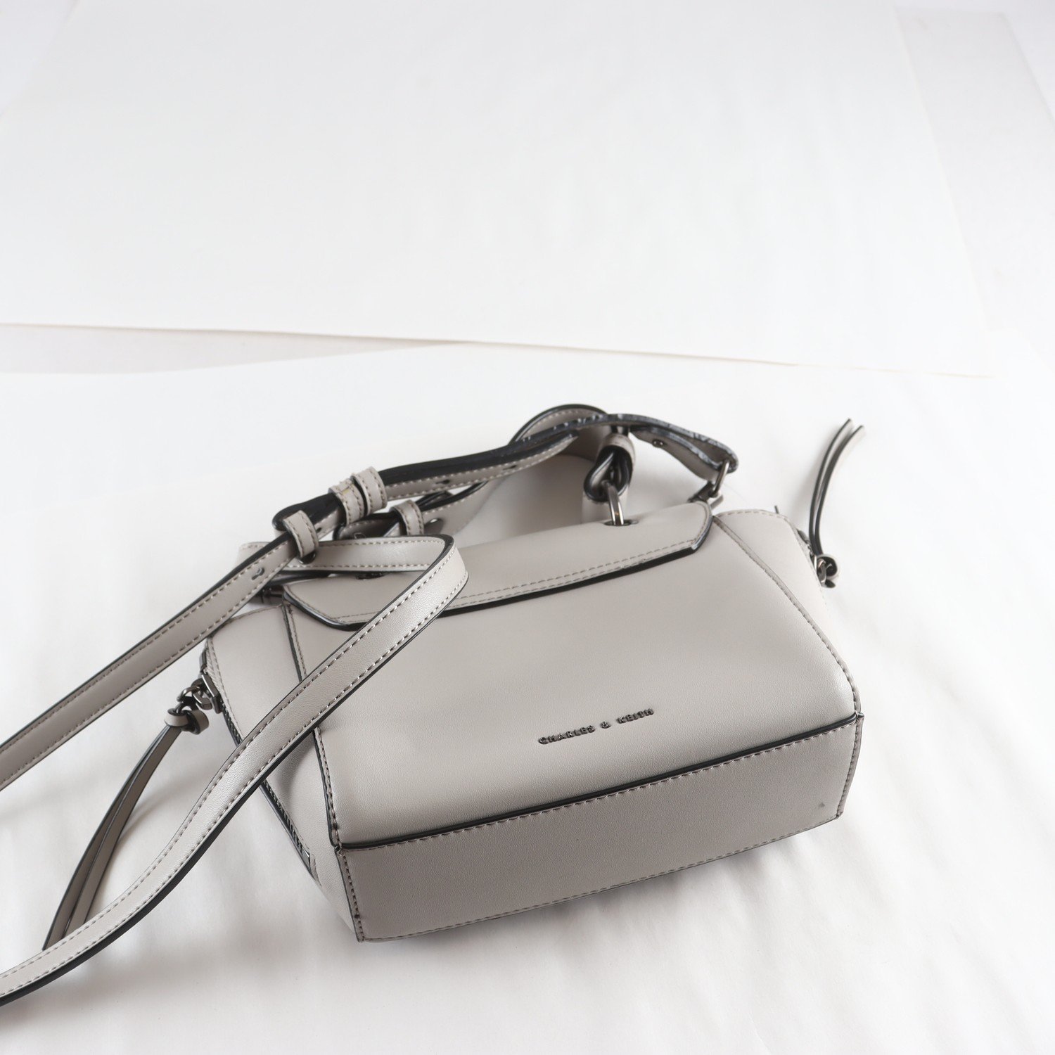 Handväska, Charles & Keith, syntet