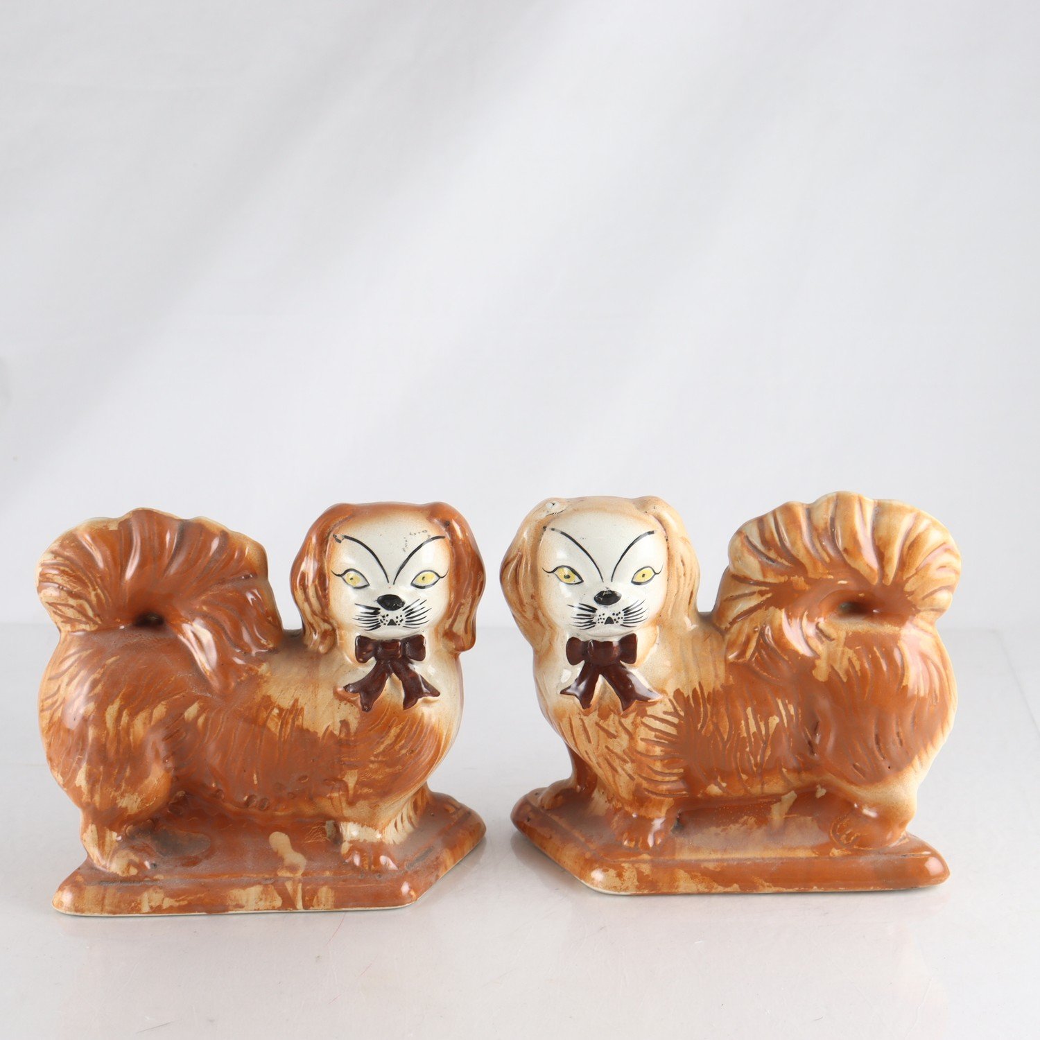 Fönsterhundar, porslin, Staffordshire, 2 st. Samfraktas ej.