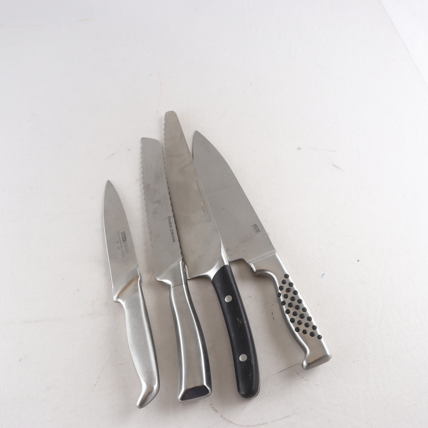 Köksknivar, 2 st. Bodum, 1 st. Orrefors, 1 st. Sandvik steel. Samfraktas ej.