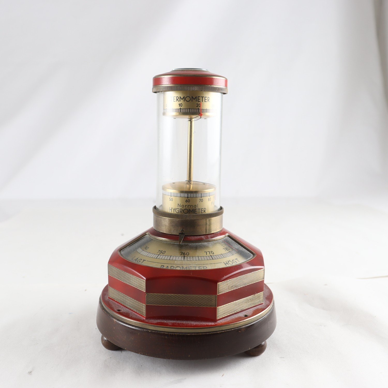 Väderpelare med barometer, hygrometer, termometer och kompass.