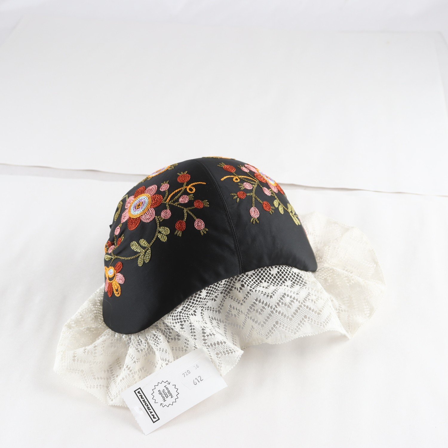 Hätta till folkdräkt, svart, broderad