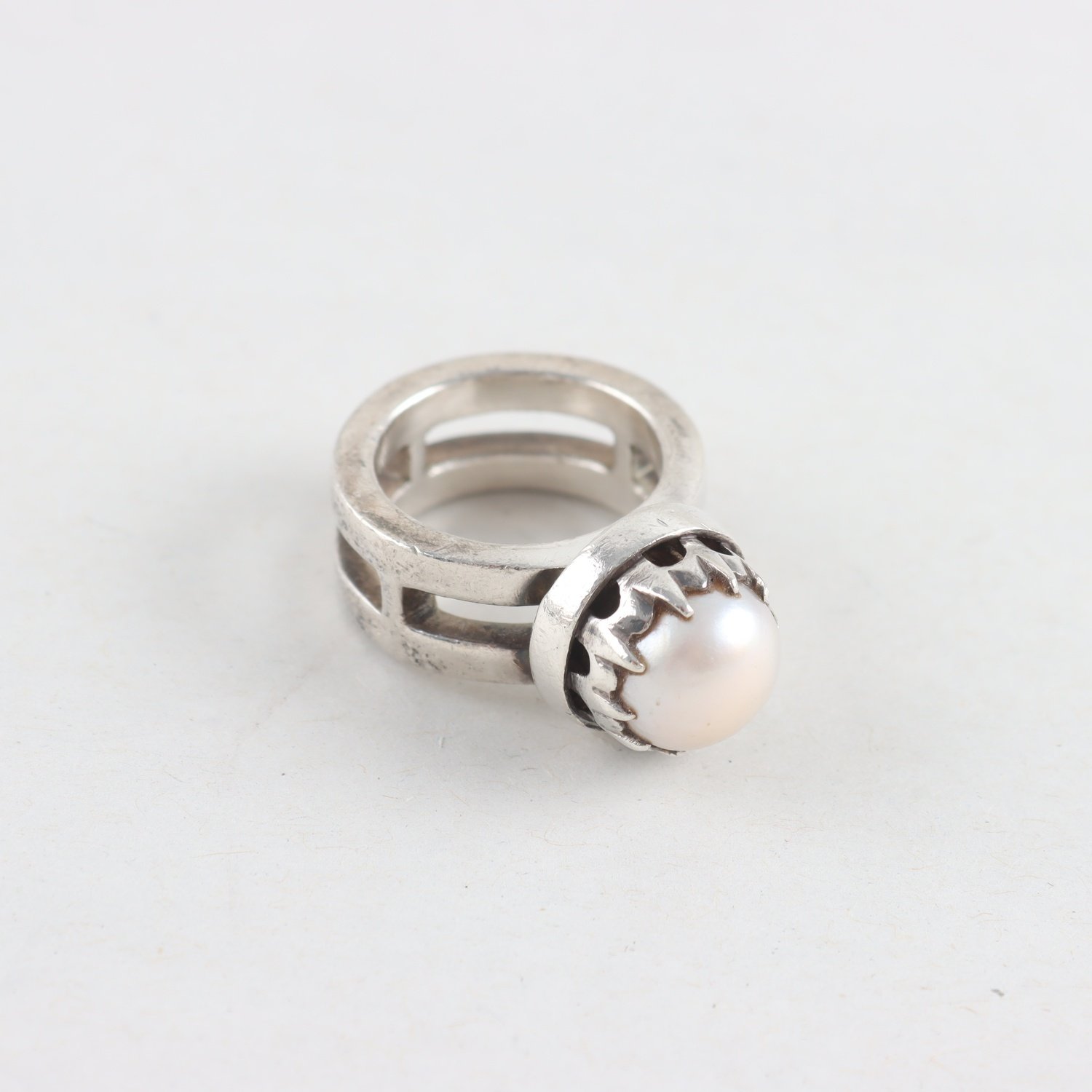 Ring, silver 925, syntetisk pärla, KumKum, brv: 16,6g