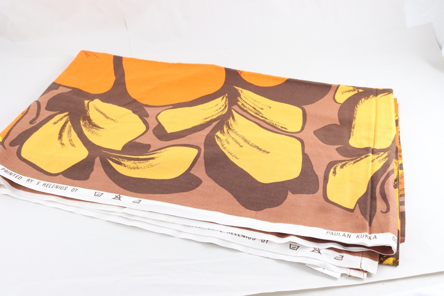 Tyg, Kukka Design Paula Virtanen FIN-Helen, mönstrad, mått ca 140 x 230 cm