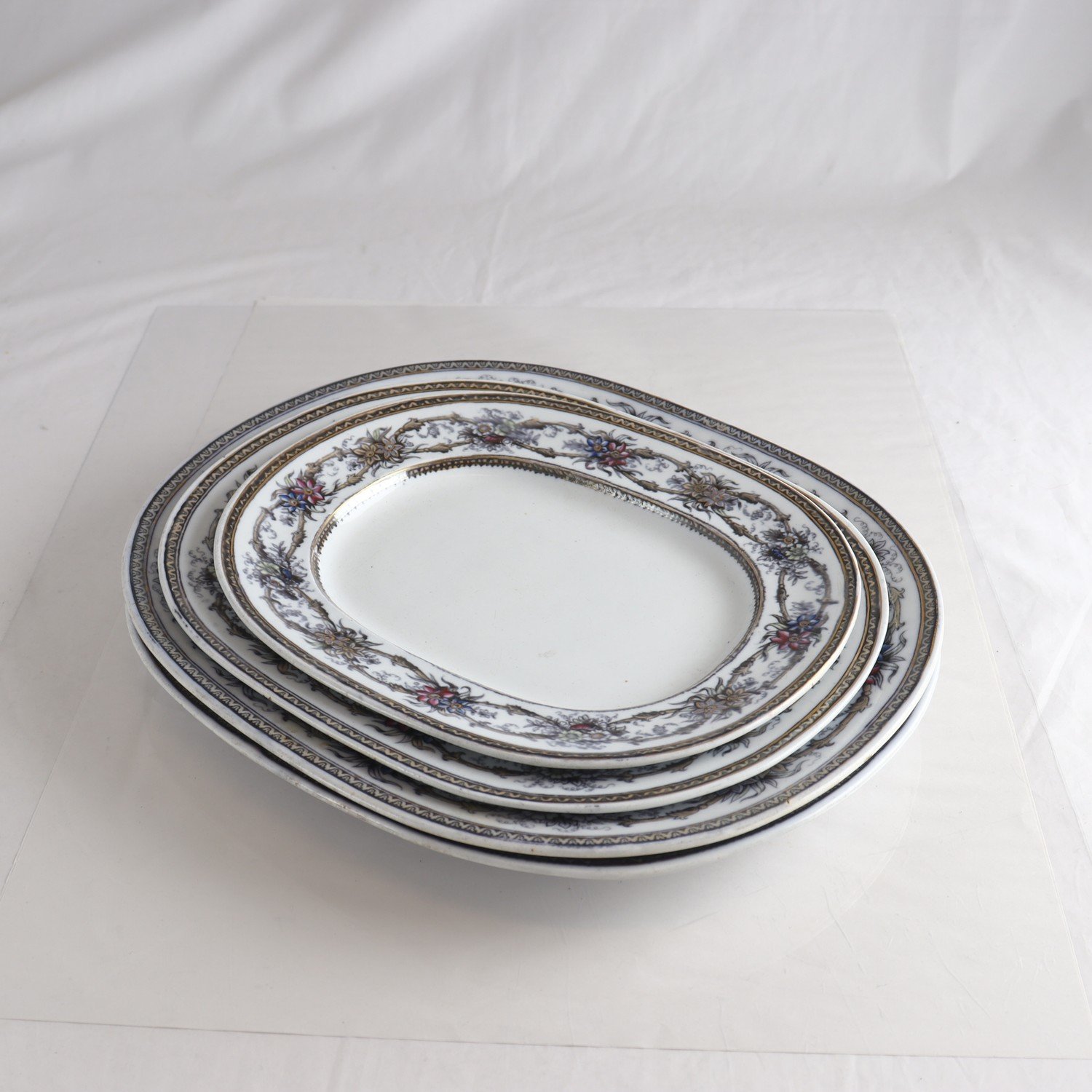 Serveringsfat, flintgods, Iris, Rörstrand, ca 1870-1884. Endast avhämtning.