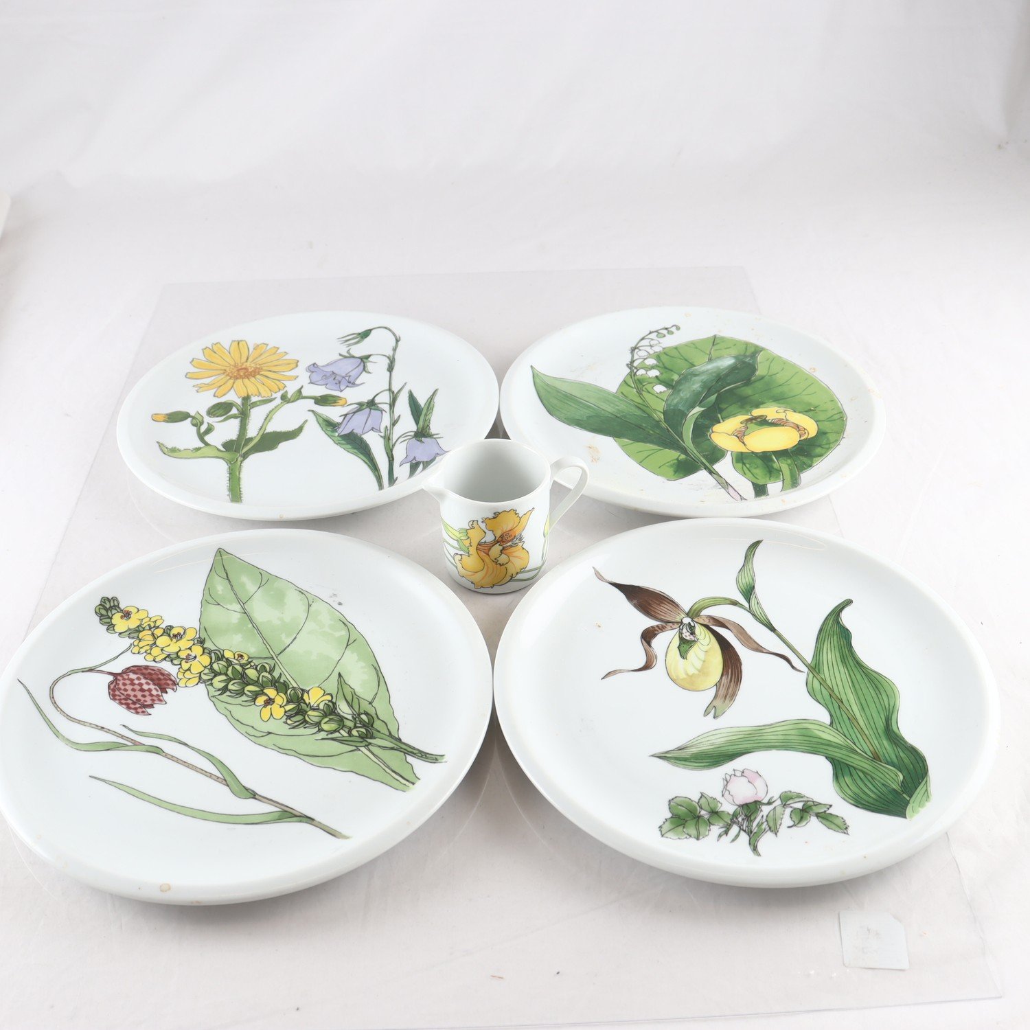 Mattallrikar, gräddkanna, Midsommar, Marguerite Walfridsson. Samfraktas ej.