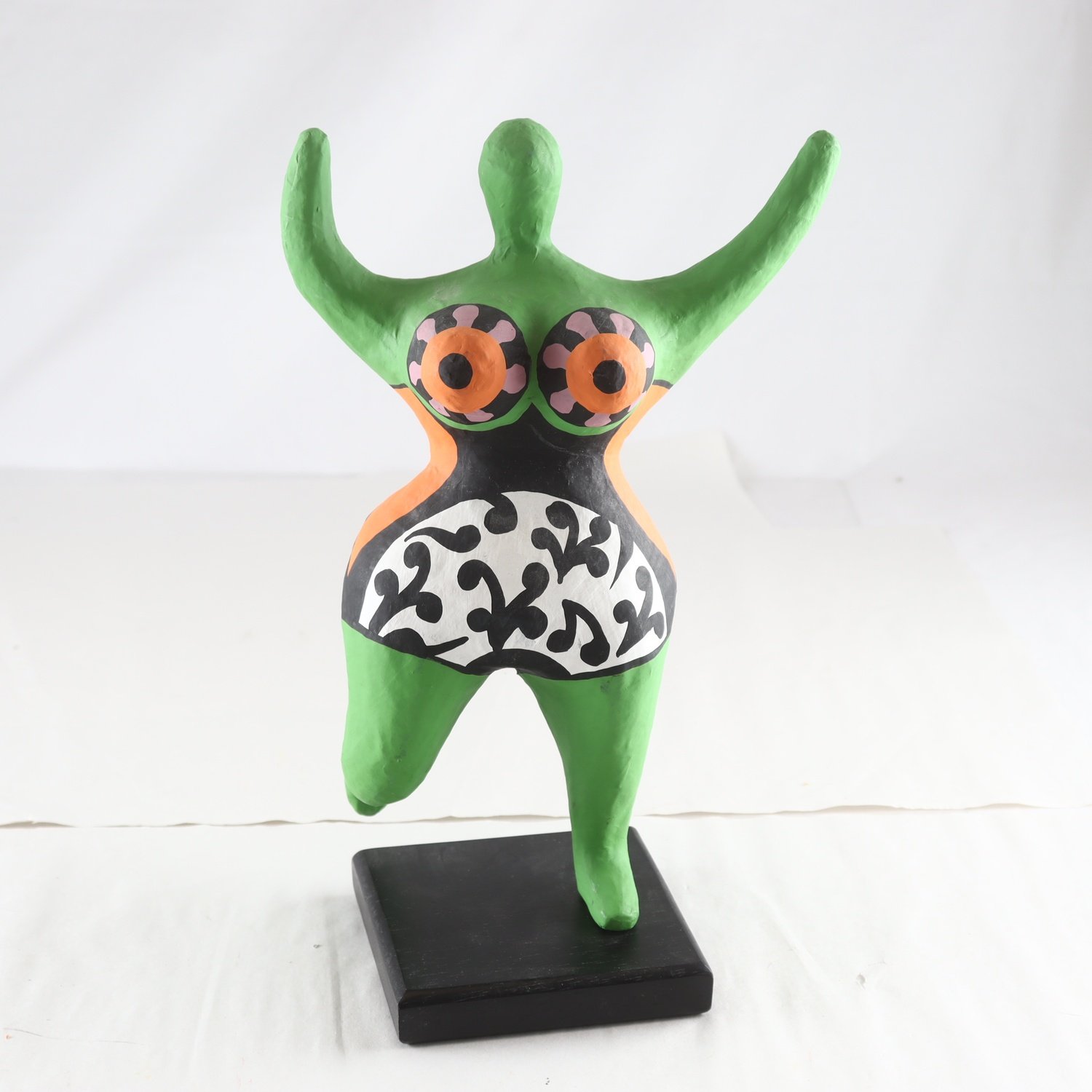 Skulptur, papier mache, efter Nikki de Saint Phalle. Samfraktas ej.