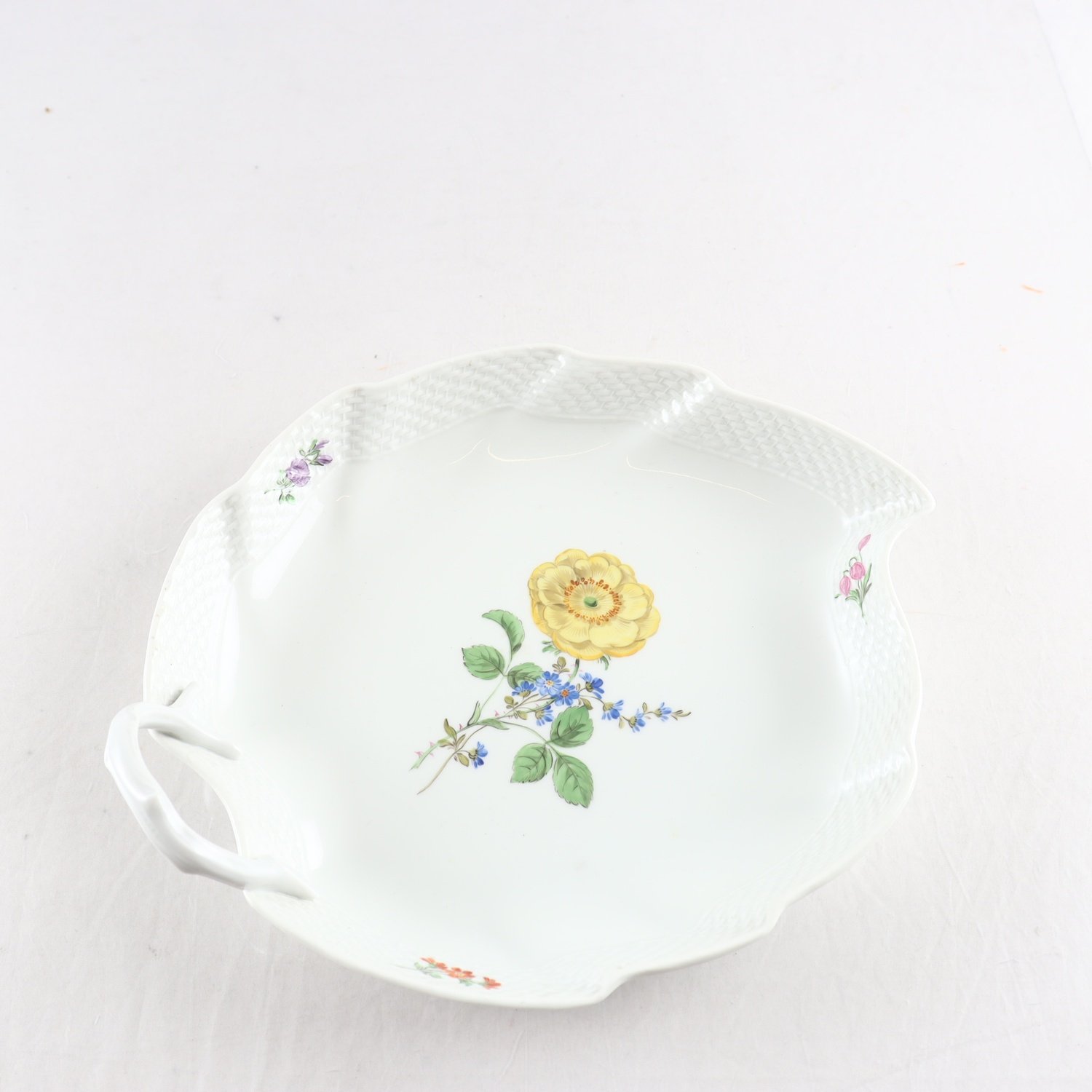Fat, lövformat, Meissen. Samfraktas ej.