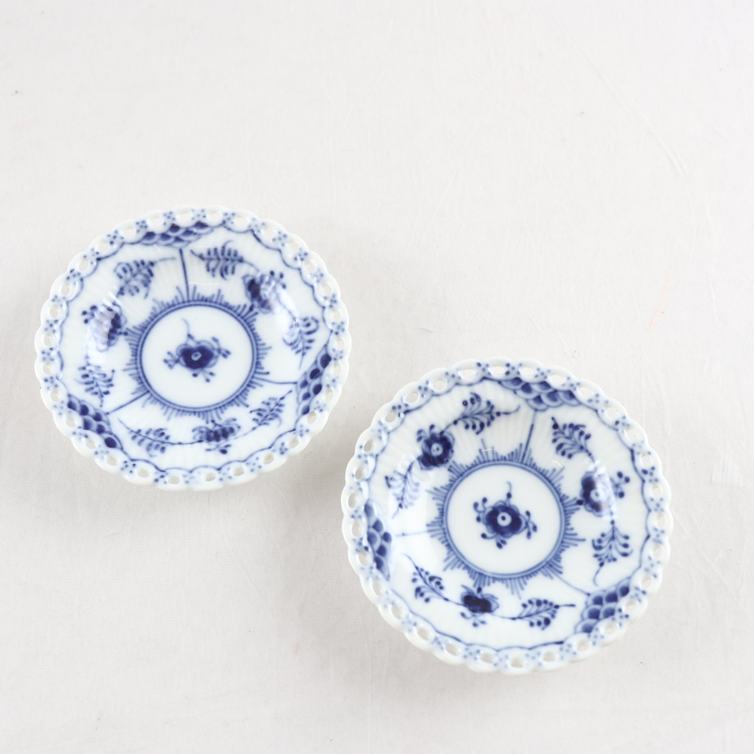 Små fat, Royal Copenhagen, Kungl. Dansk, ”Musselmalet”, helblond, 2 st.