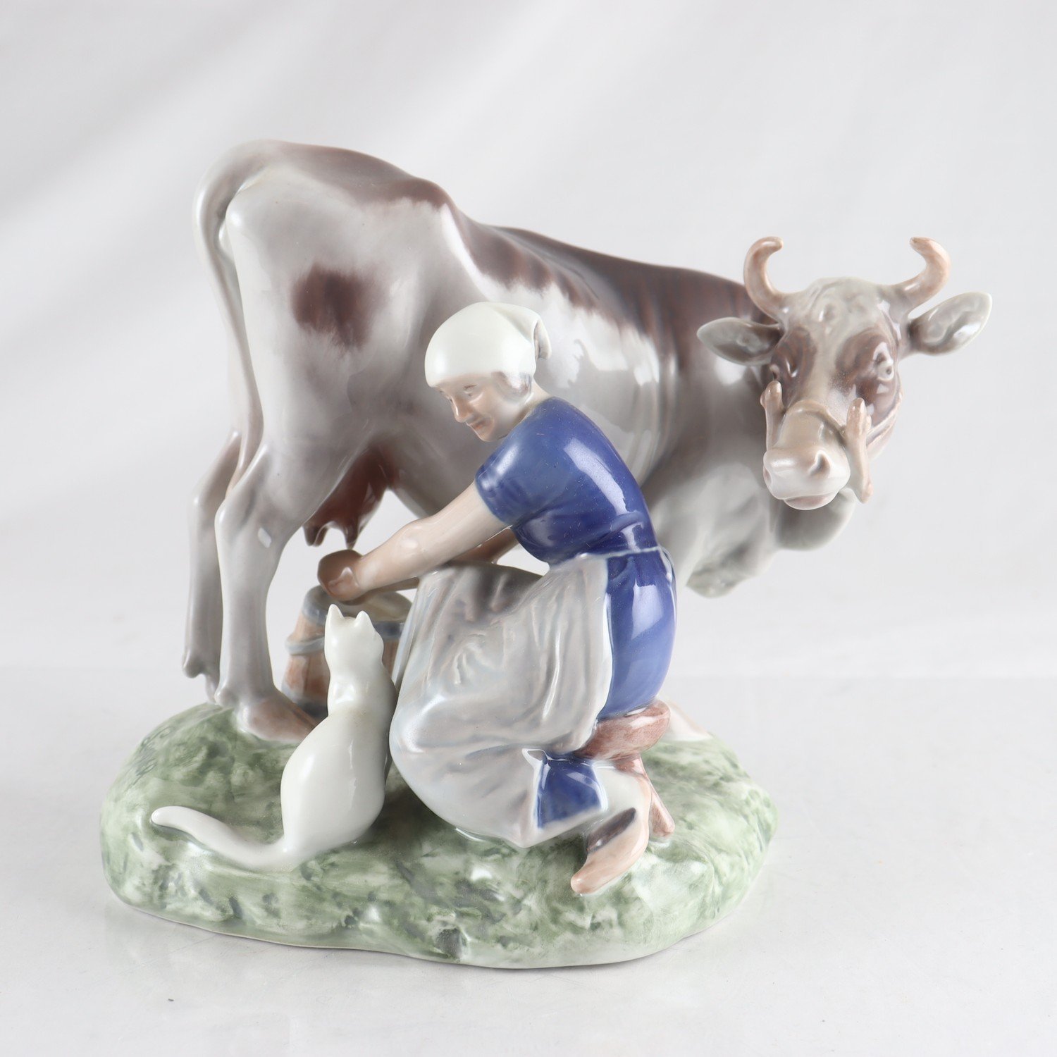Figurin, Mjölkerskan, Royal Copenhagen, Denmark, Axel Locher, porslin. Samf ej.
