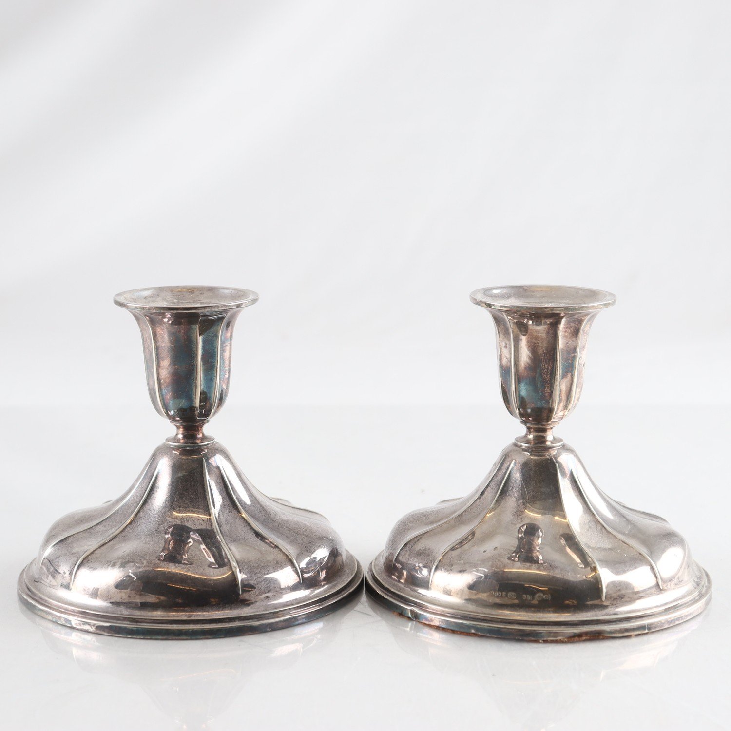 Paret silverljusstakar, stämplade 830 S 381 kattfot, silver, 2 st.