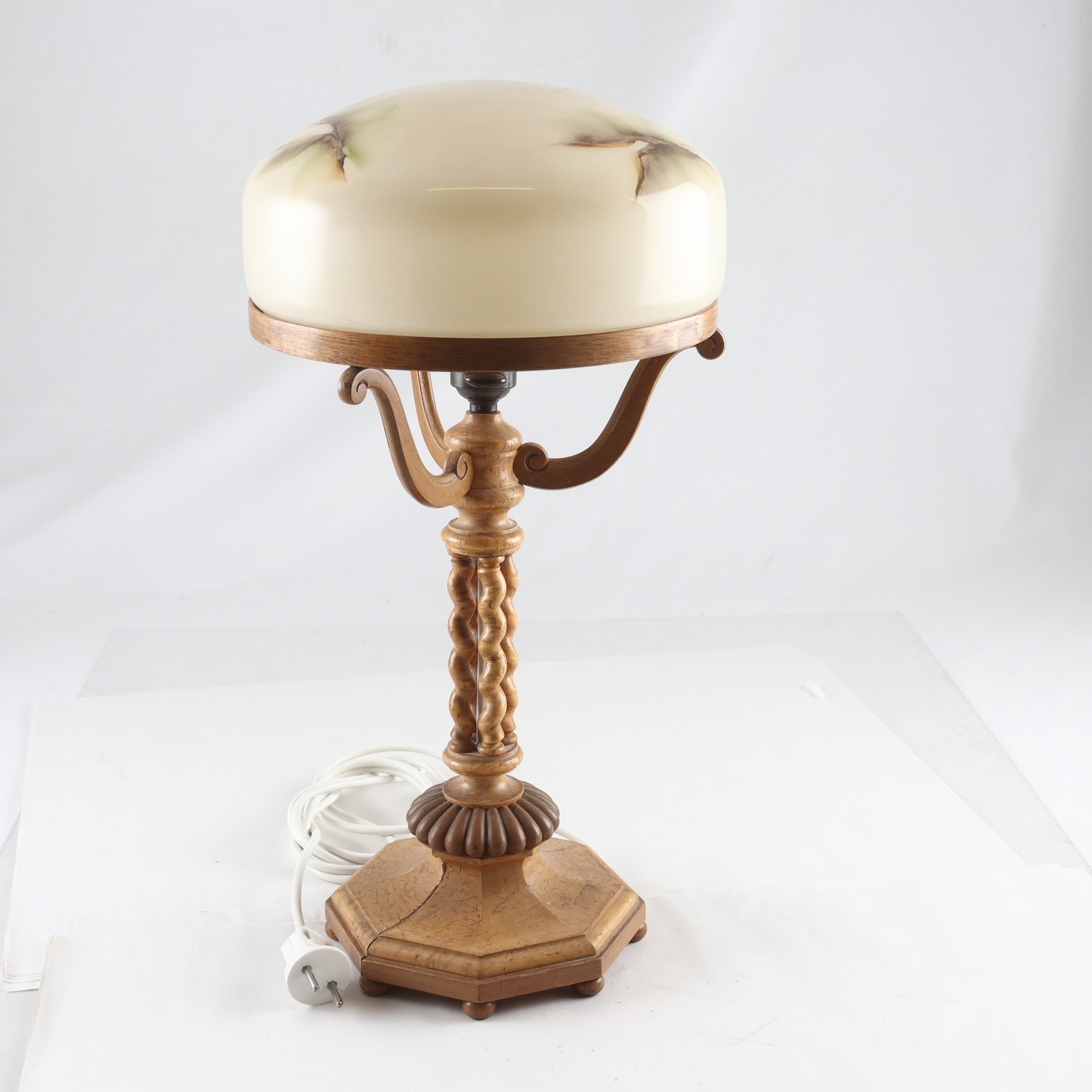 Bordslampa, masurbjörk, glas. Endast avhämtning.