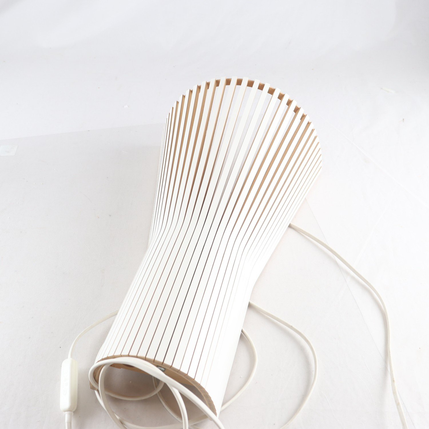 Vägglampa, Secto design, skuret trä. Samfraktas ej.