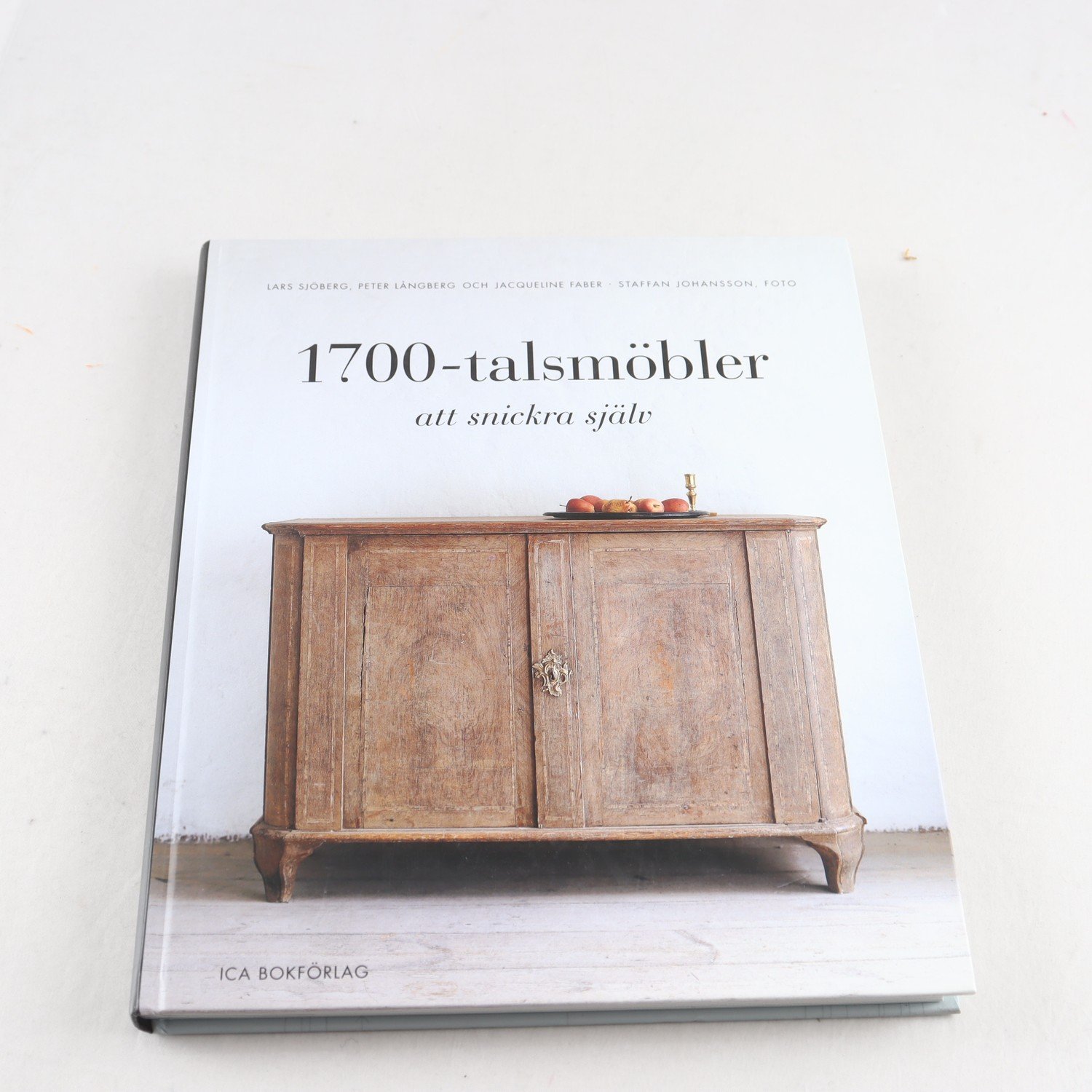 Lars Sjöberg m fl, 1700-talsmöbler att snickra själv