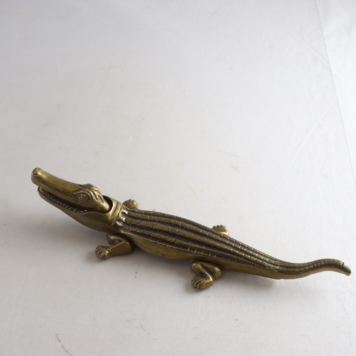 Nötknäppare, brons, krokodil. Samfraktas ej.