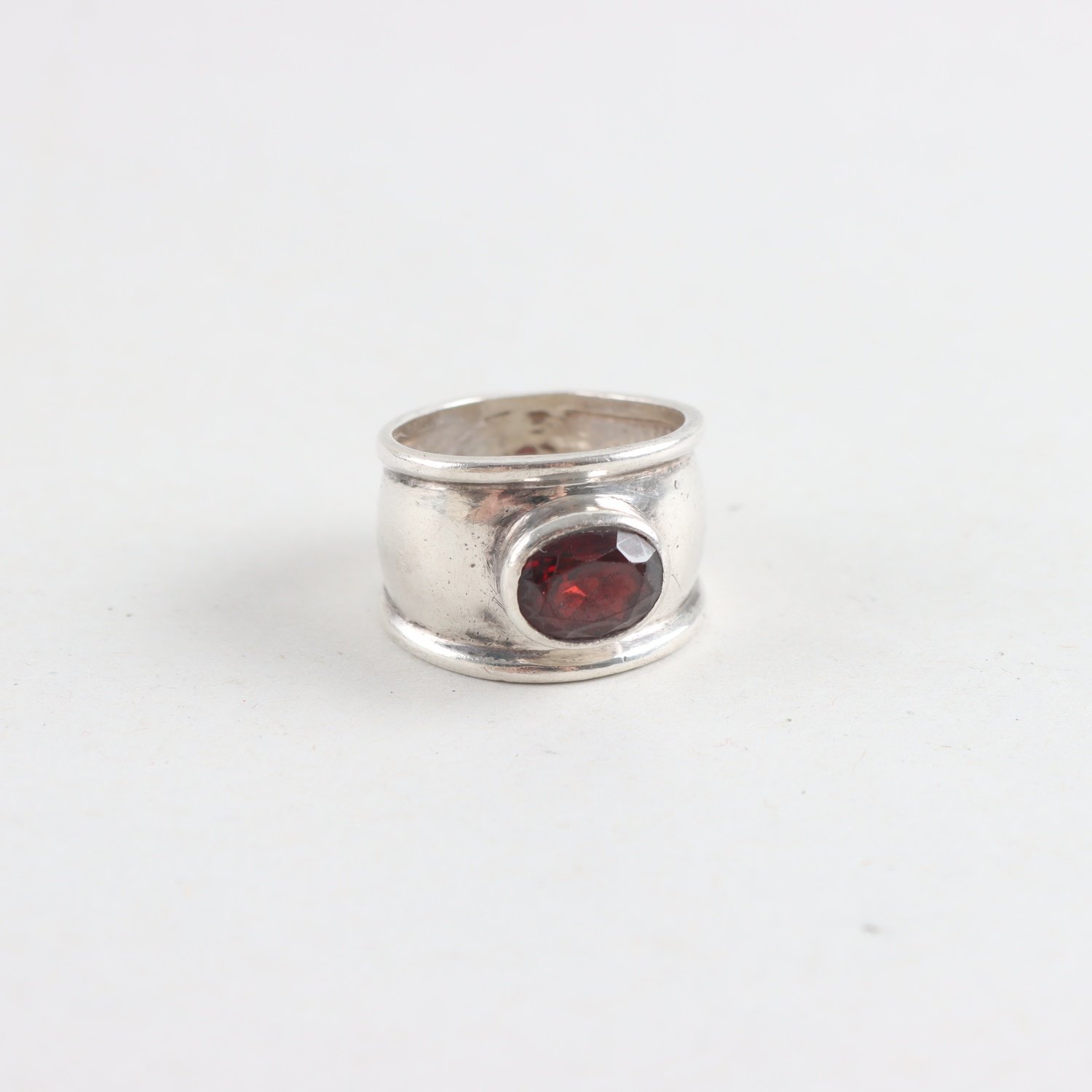 Ring, silver, slipad röd sten, brv: 6,5g