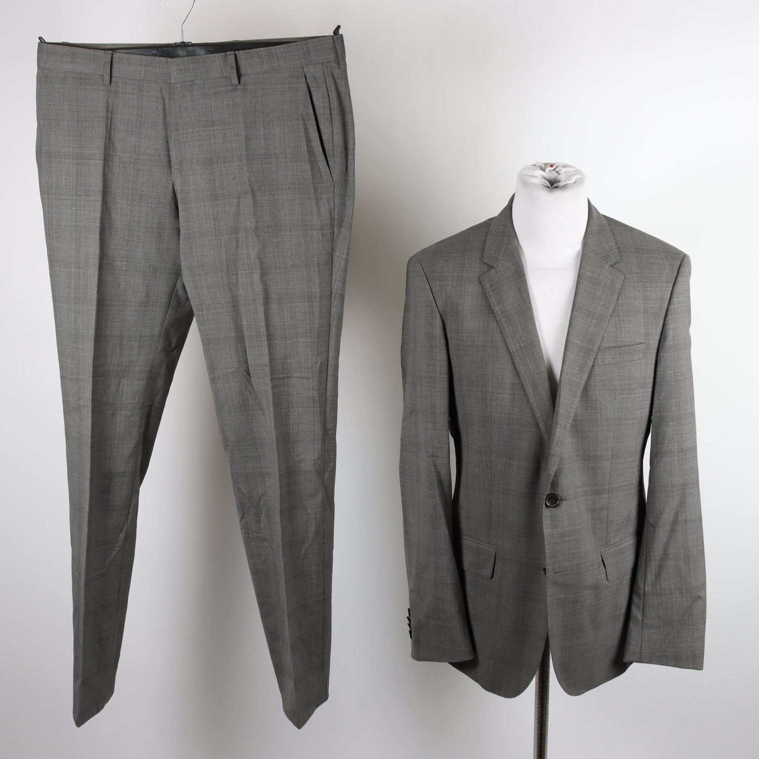 Kostym Hugo Boss, grå, ull, stl. 50.