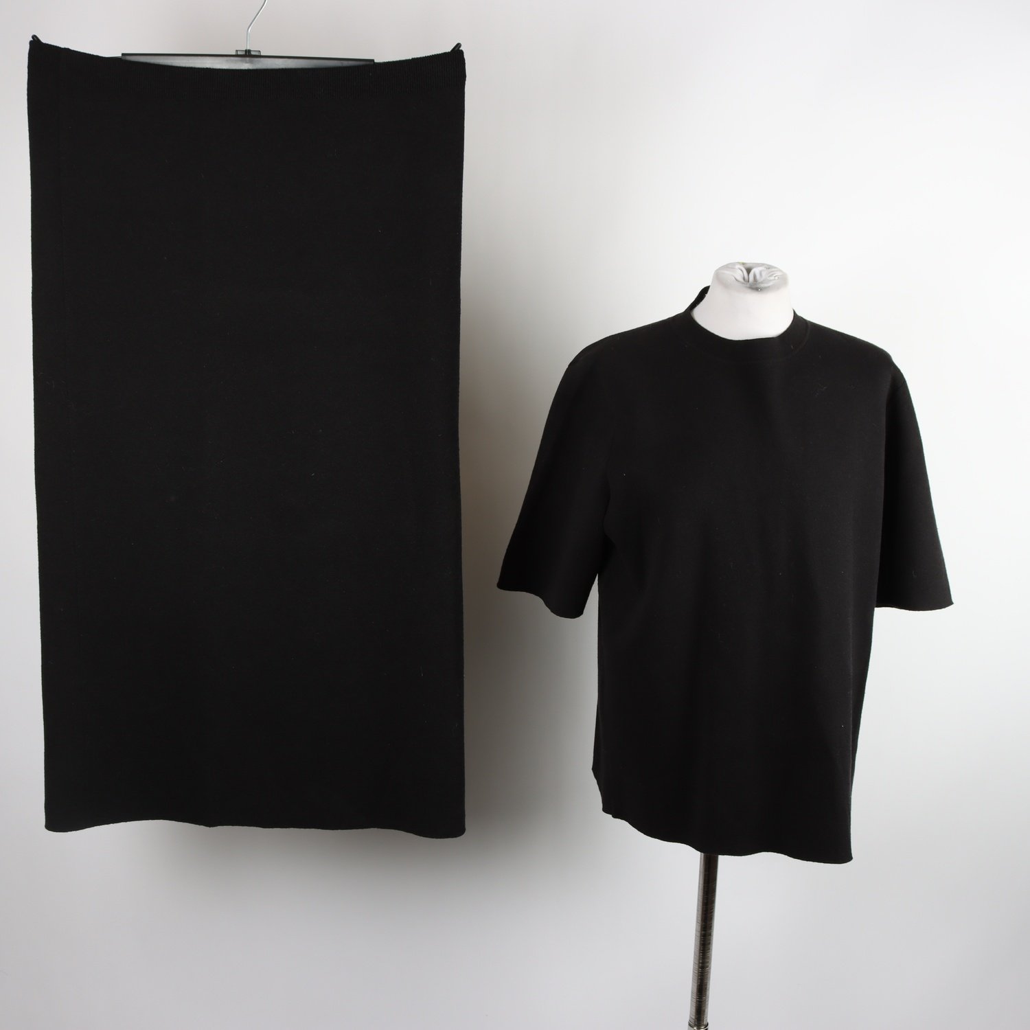 Set med t-shirt & kjol, Tiger of Sweden, svart, stl. L
